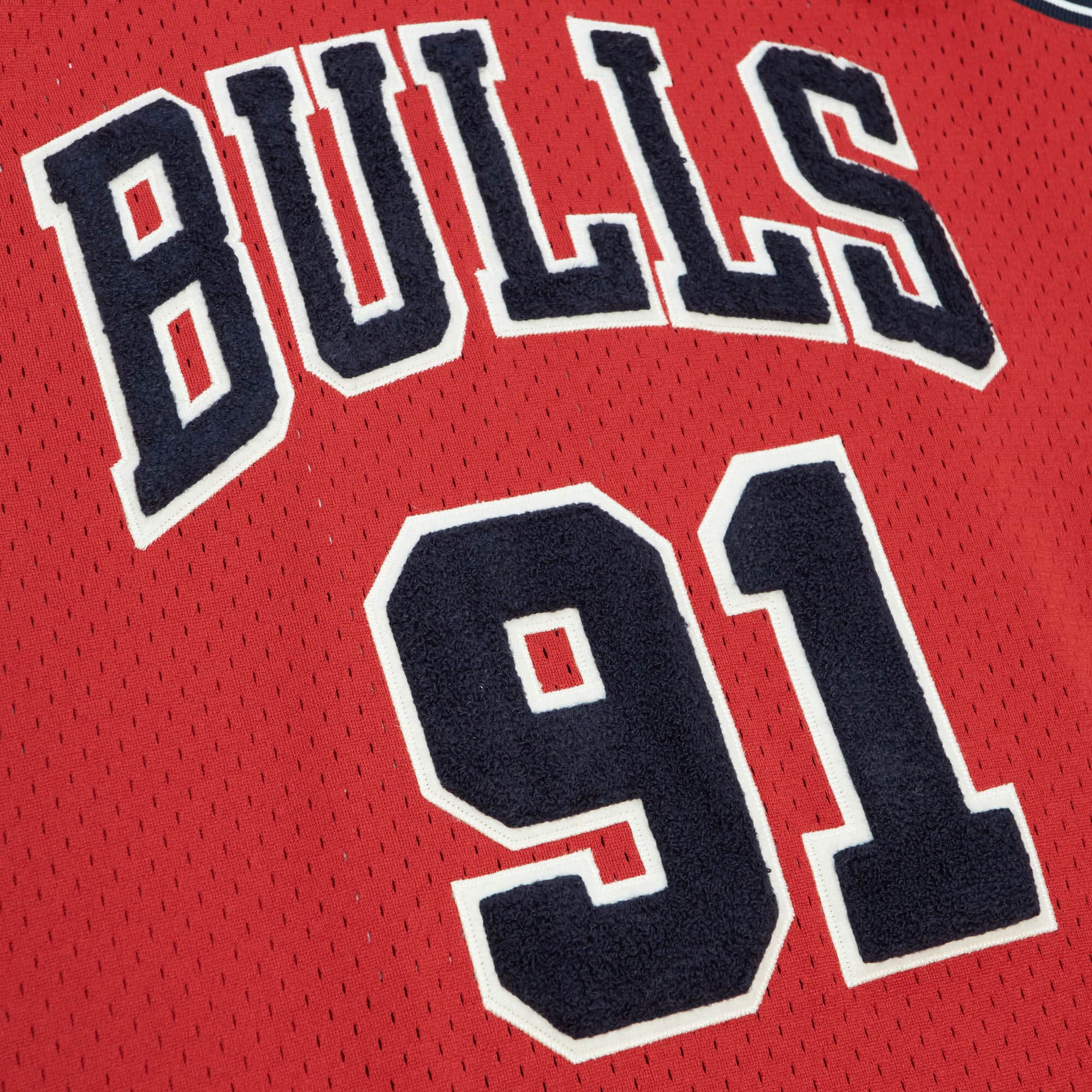 Off Court Chenille Swingman Dennis Rodman Chicago Bulls 1997-98 Jersey - vstockx