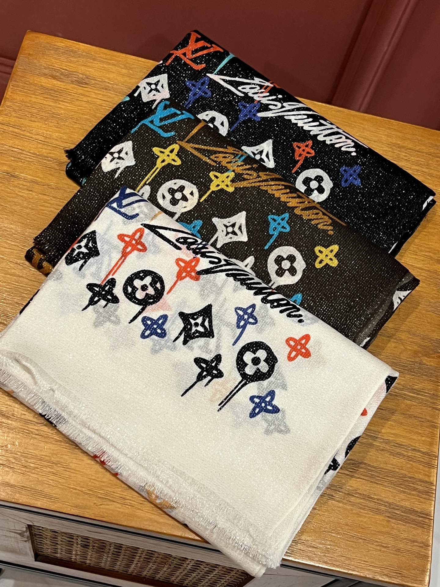 Streetwear Scarf LV 328992 SIZE:110*200cm - vstockx