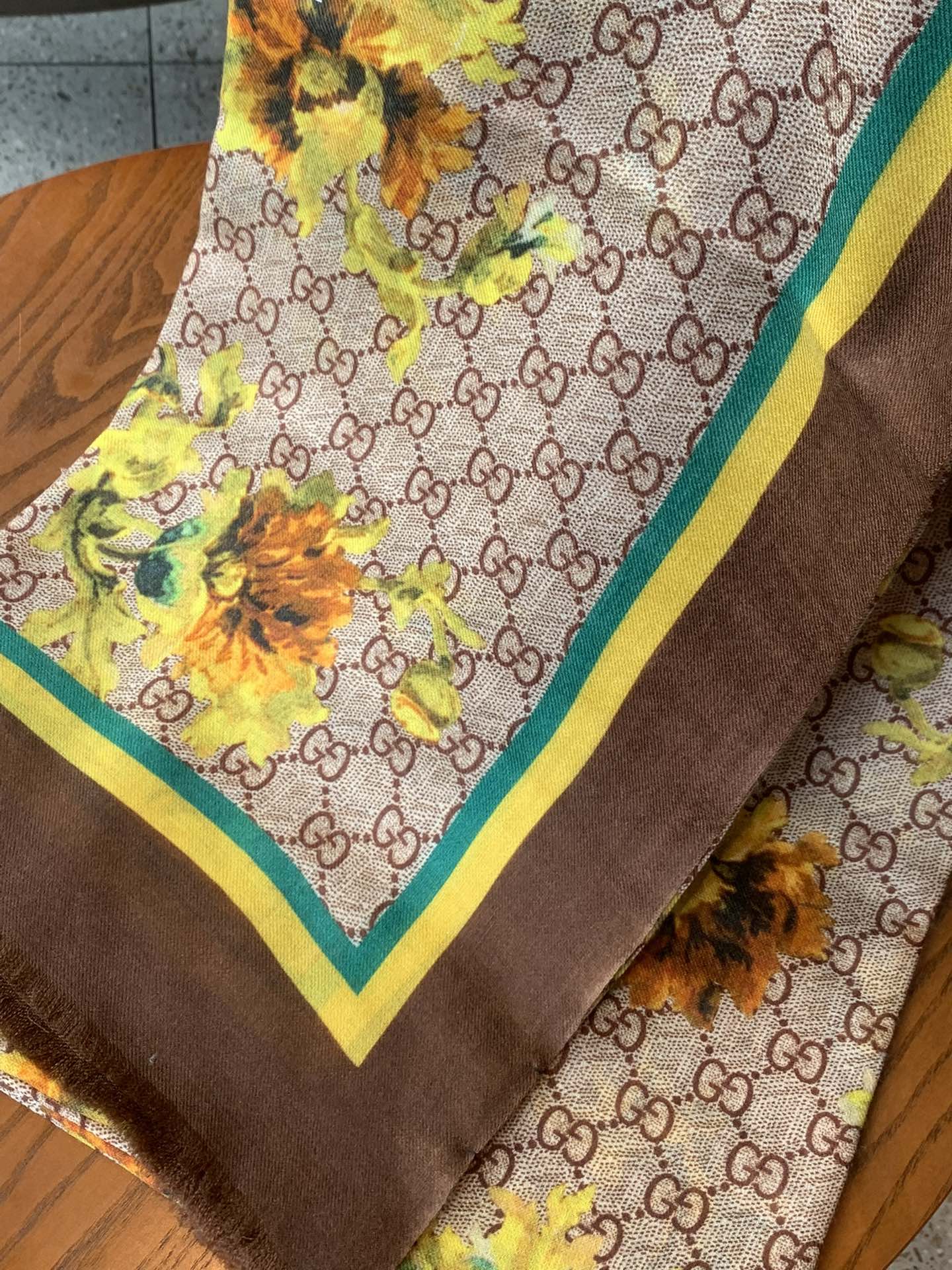 Streetwear Scarf GUCCI 328982 SIZE:110*200cm - vstockx