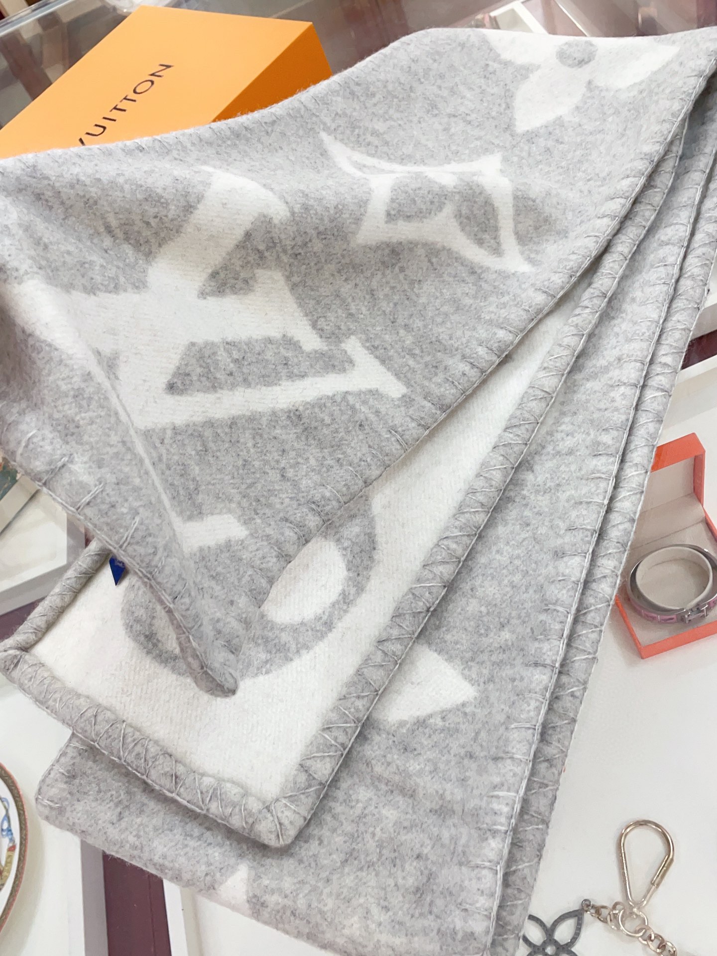 Streetwear Scarf LV 328764 SIZE: 240*26cm - vstockx