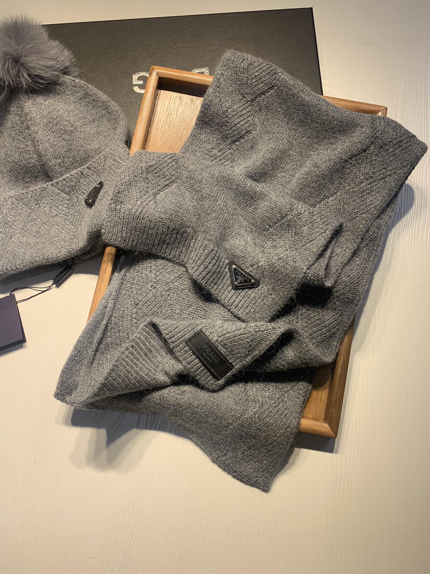 Hat & Scarf Prada 3 - vstockx