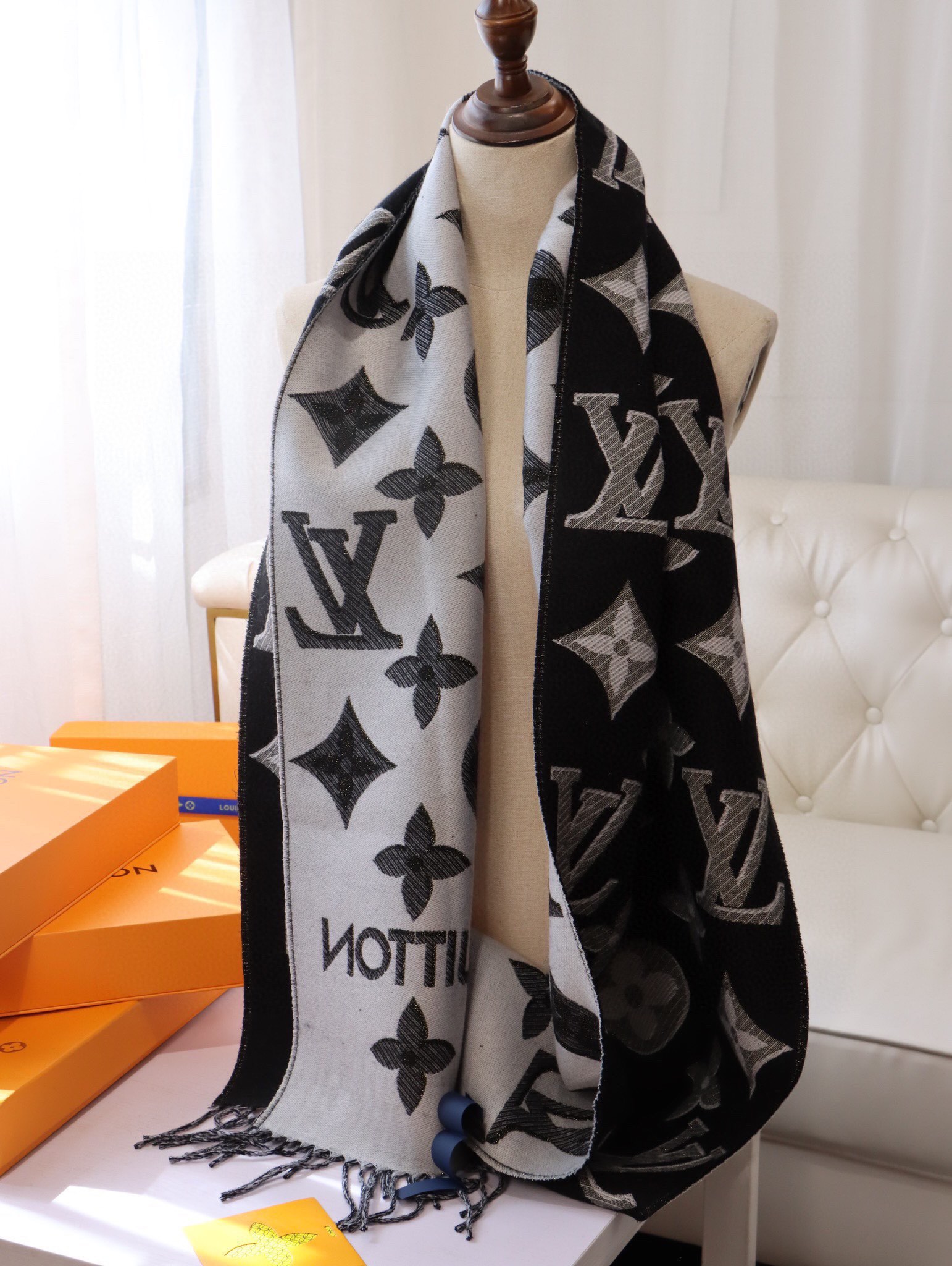 Streetwear Scarf LV 328727 SIZE:32*180cm - vstockx