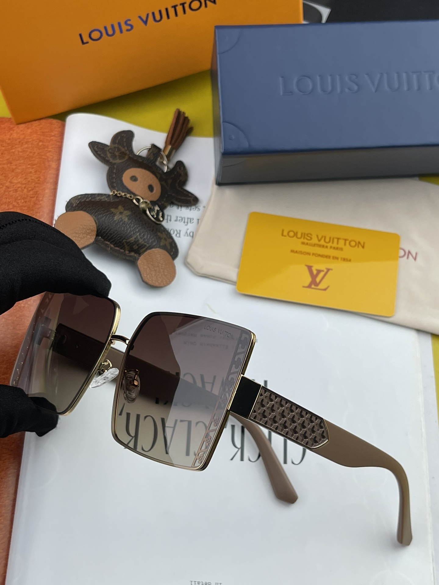 Sunglasses Louis Vuitton L8279 - vstockx