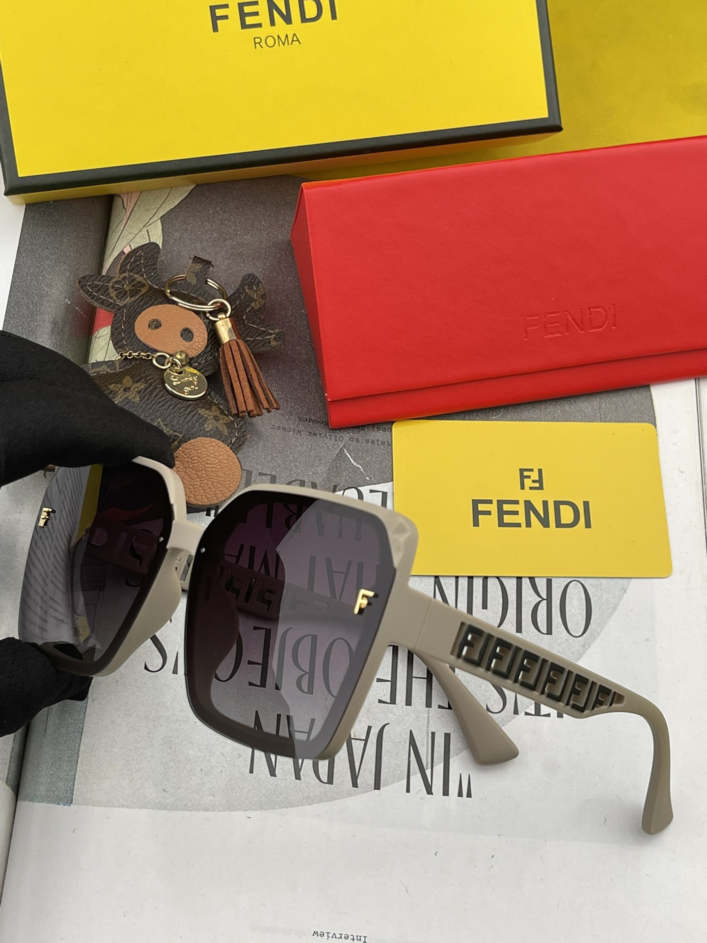 Sunglasses Fendi FD8291 - vstockx