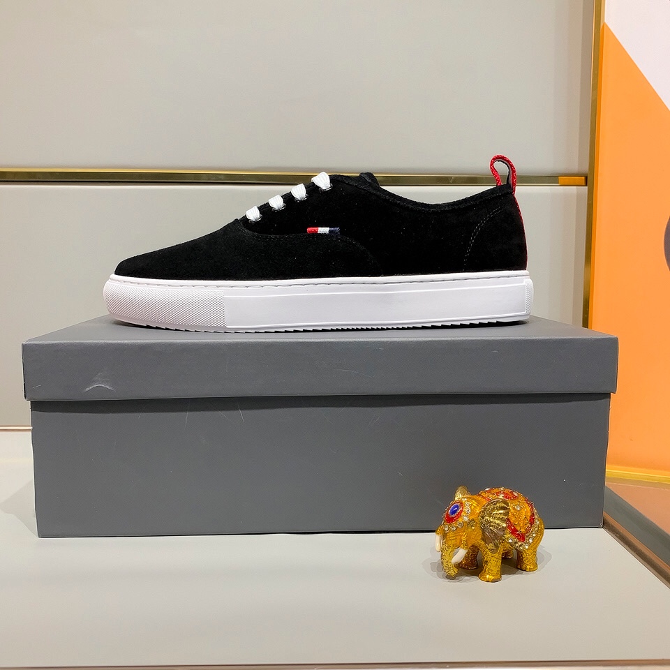 Thom Browne Low Top Sneaker 19 - vstockx