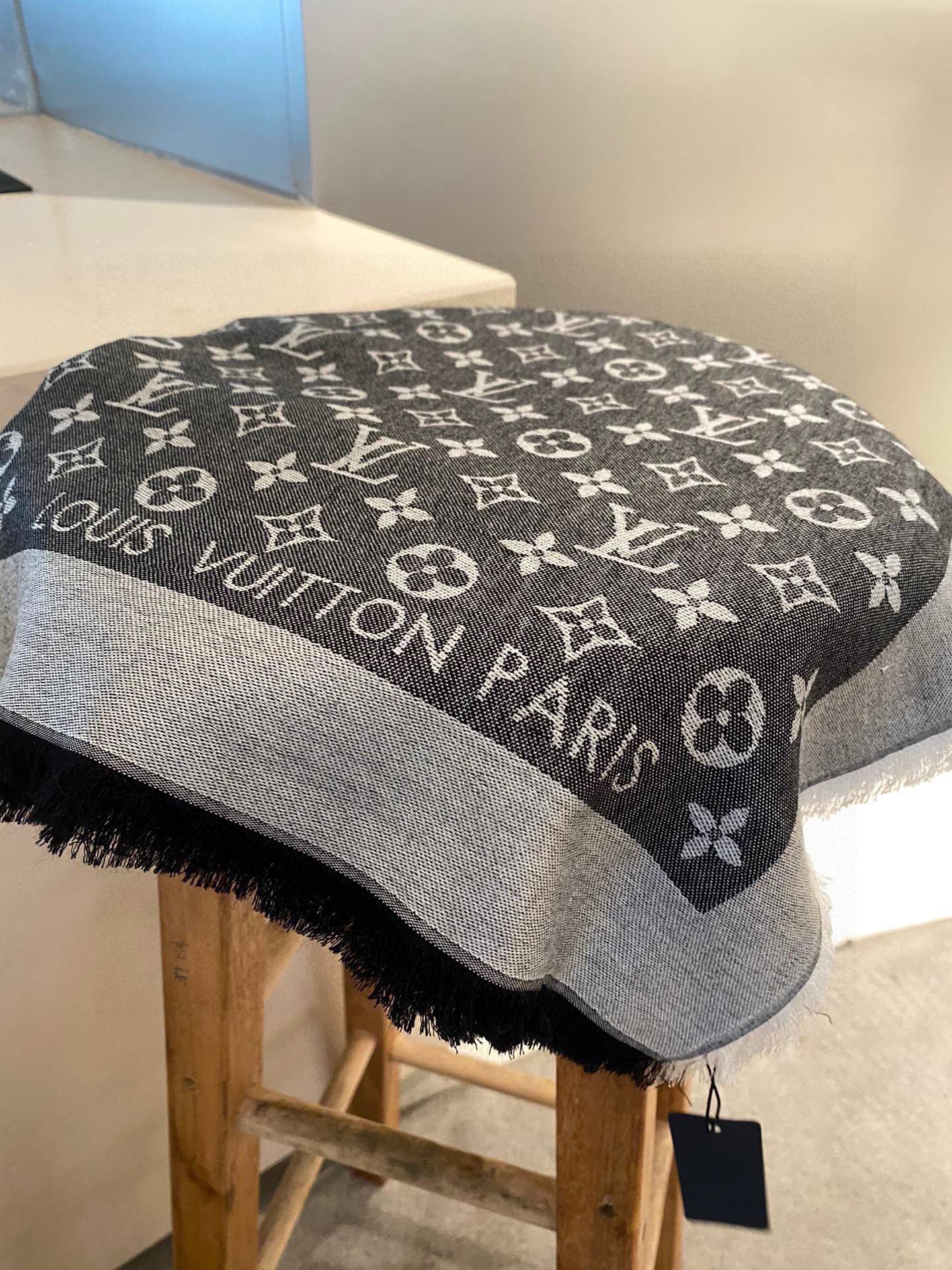 Streetwear Scarf LV 328946 SIZE:140*140cm - vstockx
