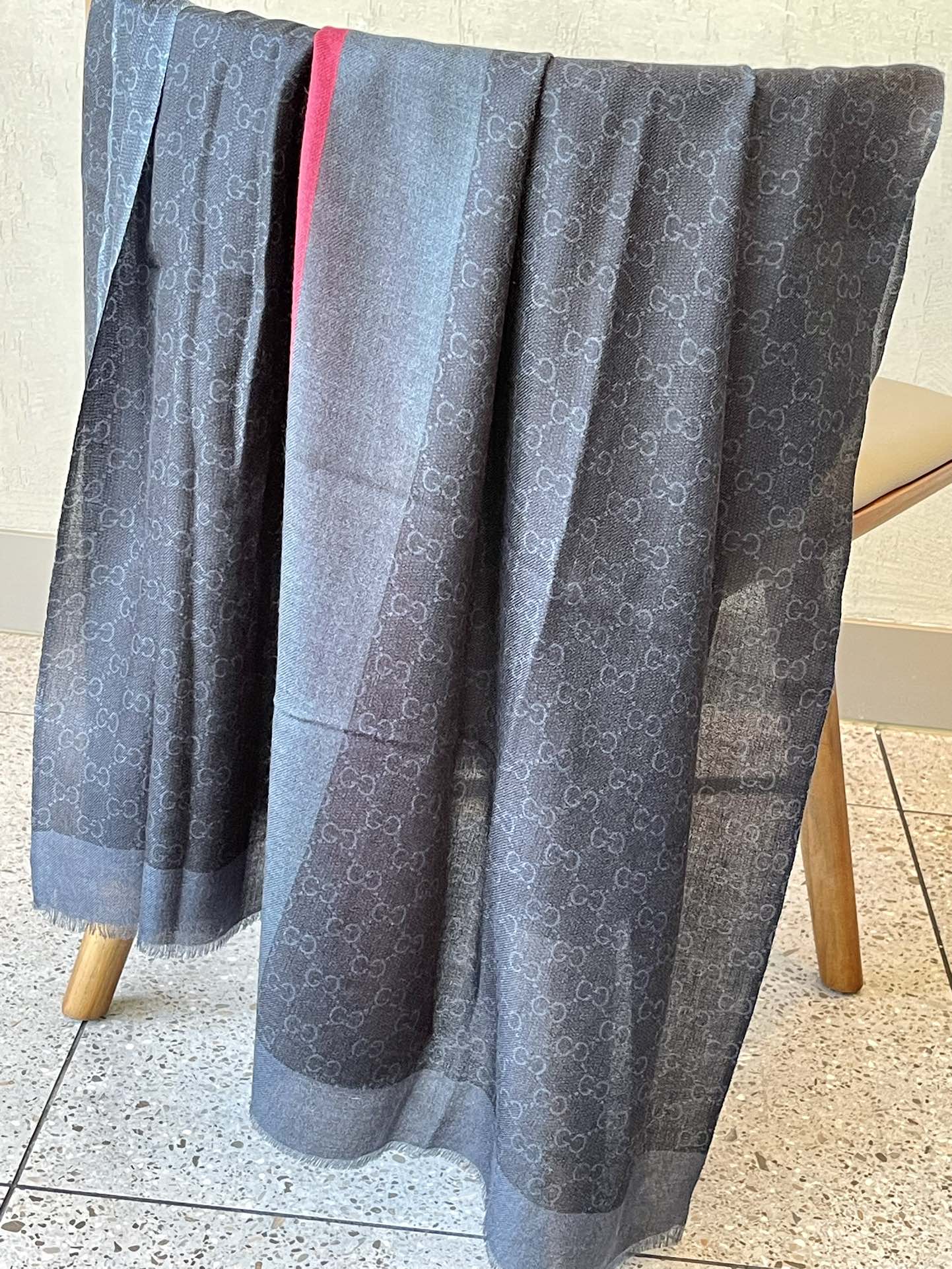 Streetwear Scarf GUCCI 328980 size:110x200cm - vstockx