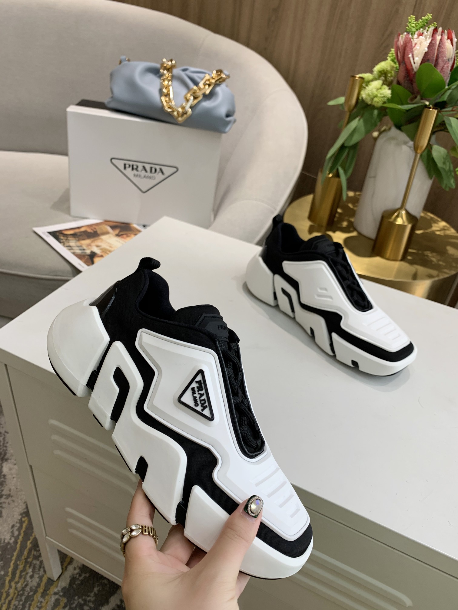 Prada Low Top sneaker 44 - vstockx
