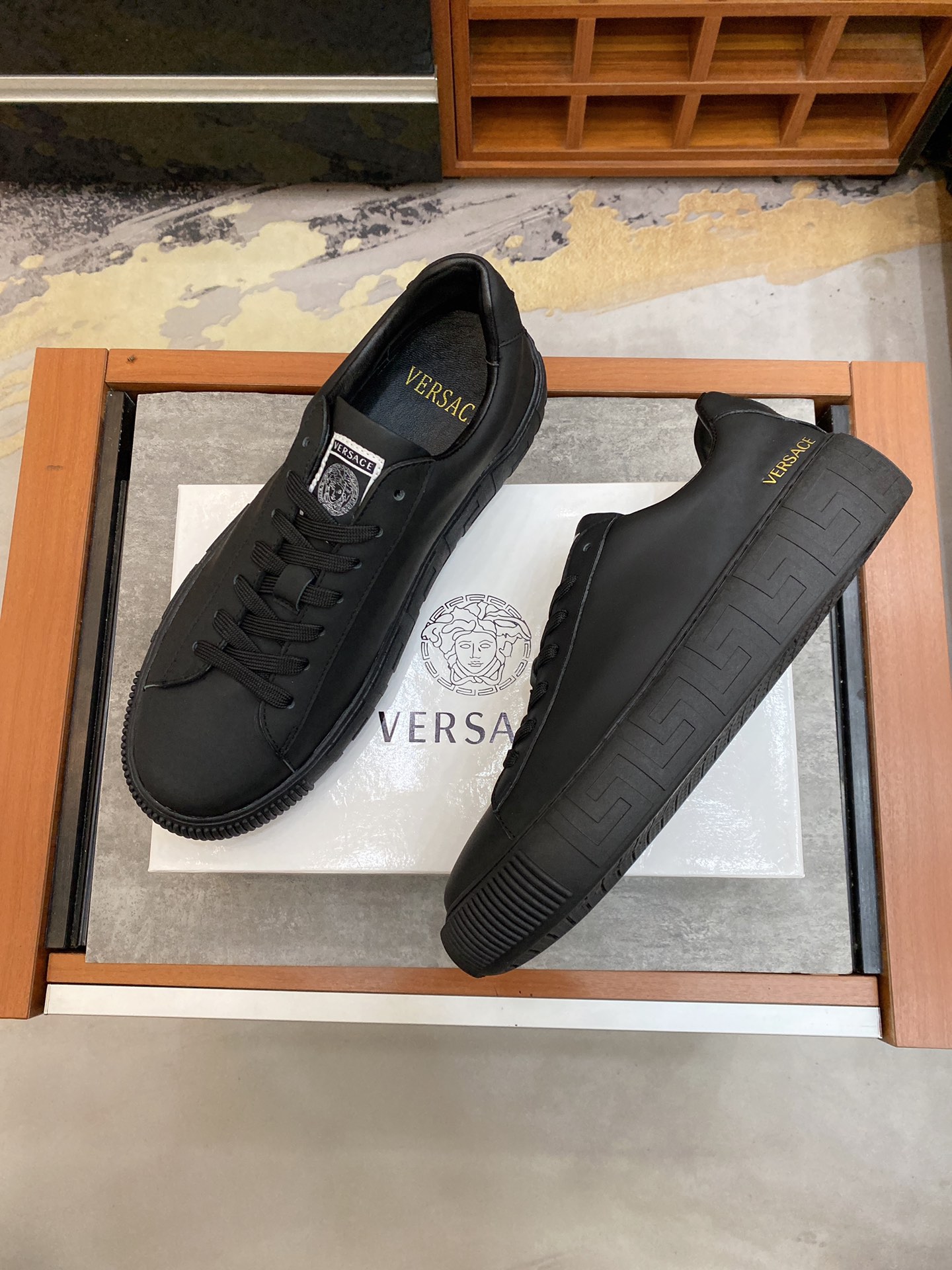 Versace Greca Sneaker 21 - vstockx