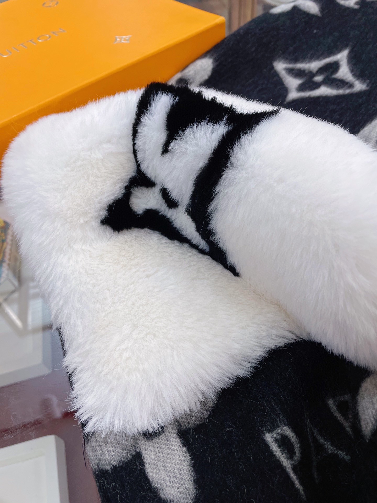 Streetwear Scarf LV 328795 SIZE:90cm*90cm - vstockx