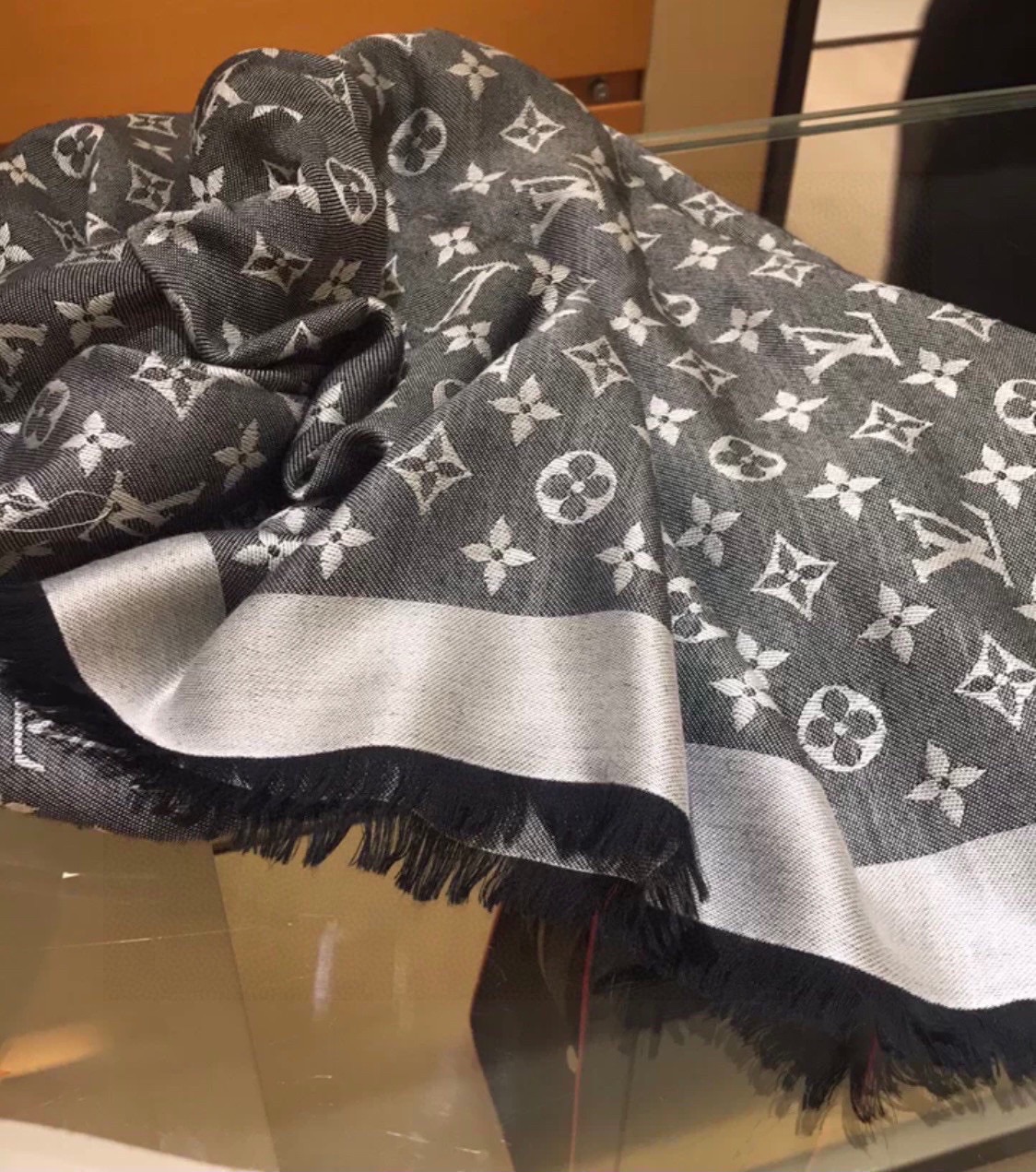 Streetwear Scarf LV 328946 SIZE:140*140cm - vstockx