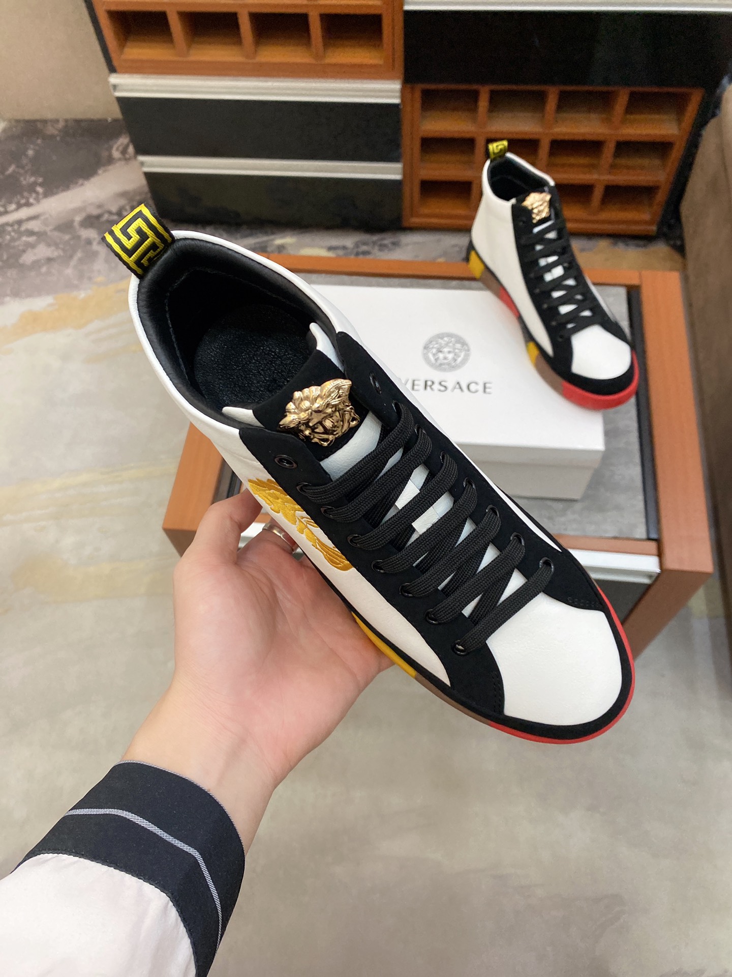 Versace Greca Sneaker 20 - vstockx