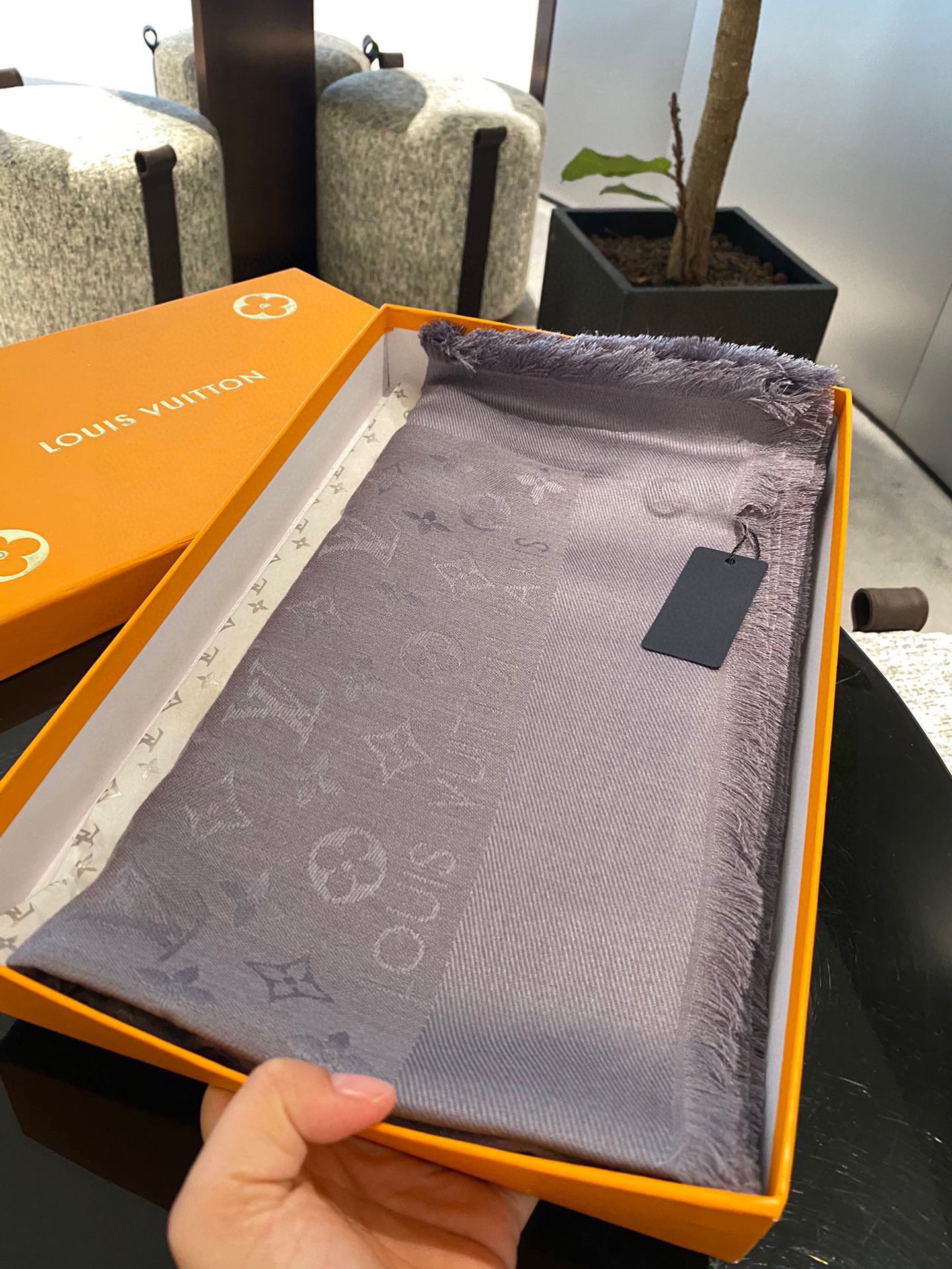 Streetwear Scarf LV 328941 SIZE:140*140cm - vstockx