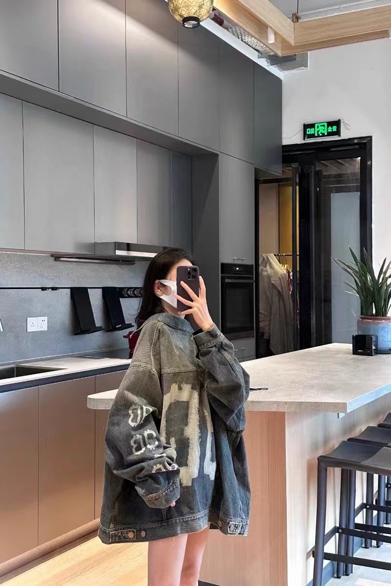 Clothes Balenciaga 137 - vstockx