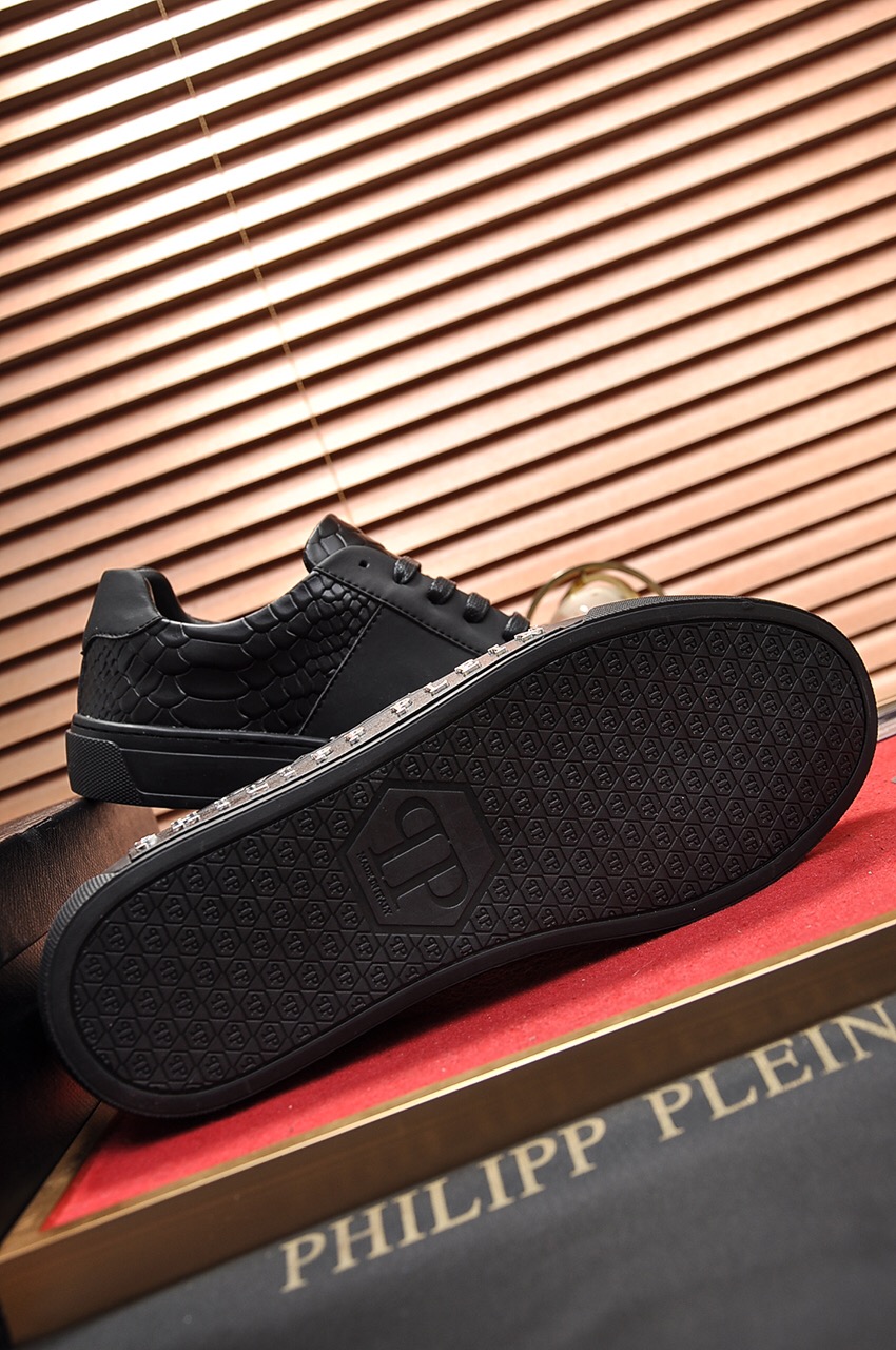 Philipp Plein Low Top Sneakers 18 - vstockx