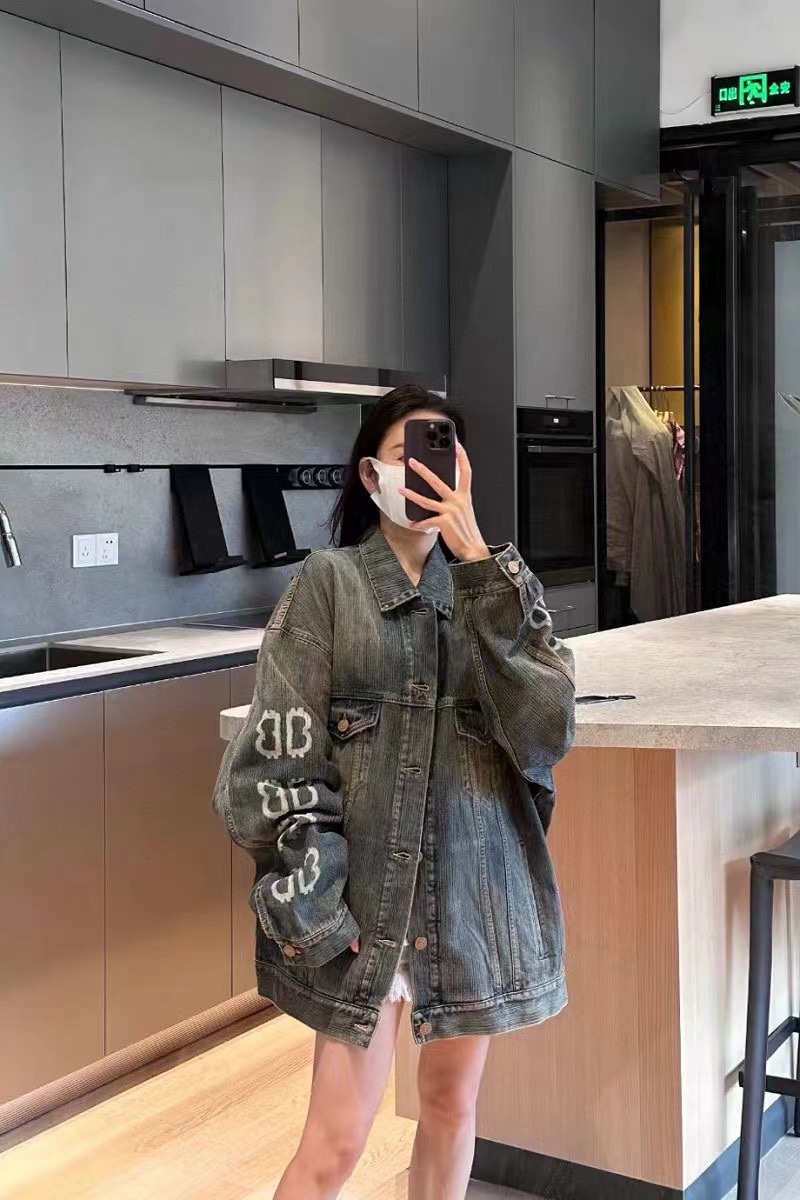 Clothes Balenciaga 137 - vstockx