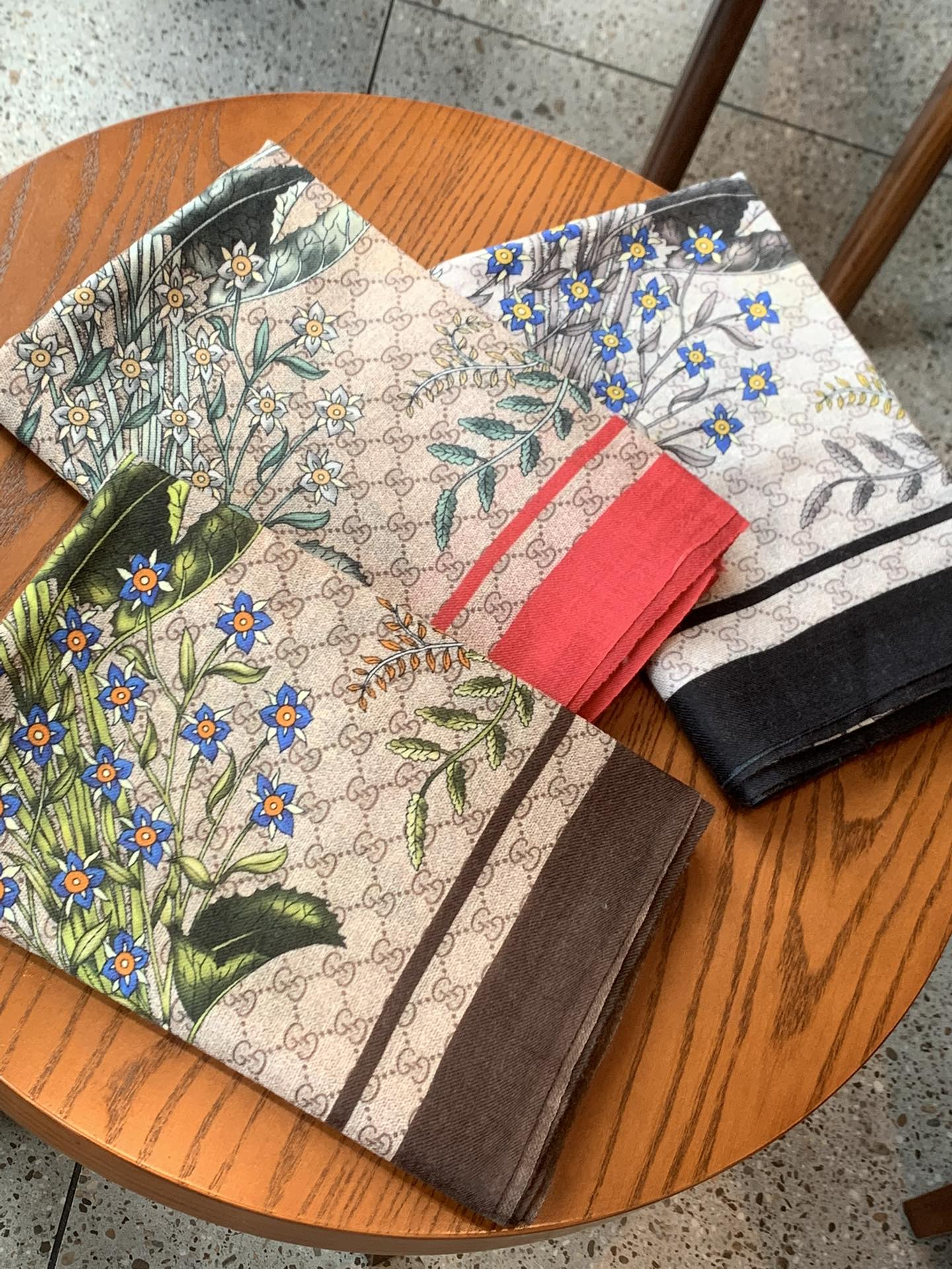 Streetwear Scarf GUCCI 328985 SIZE:110*200cm - vstockx