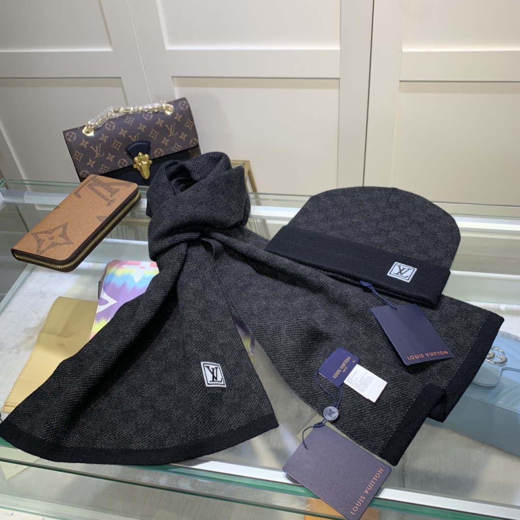 Hat & Scarf Louis Vuitton 1 - vstockx