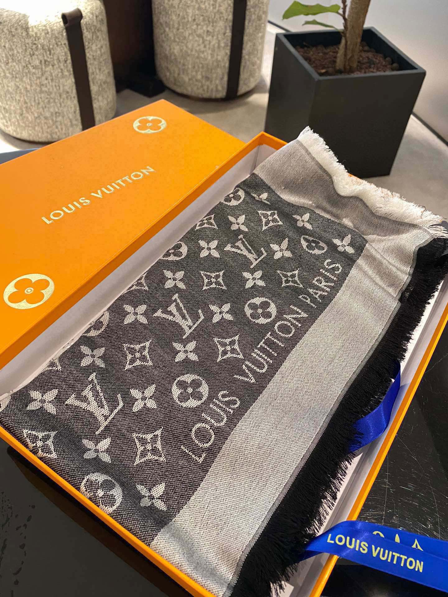 Streetwear Scarf LV 328946 SIZE:140*140cm - vstockx