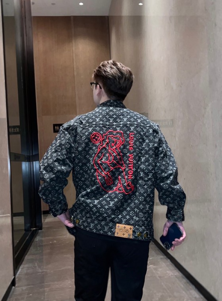 Clothes Louis Vuitton 1327 - vstockx