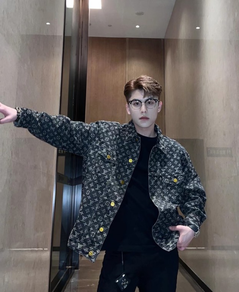 Clothes Louis Vuitton 1327 - vstockx