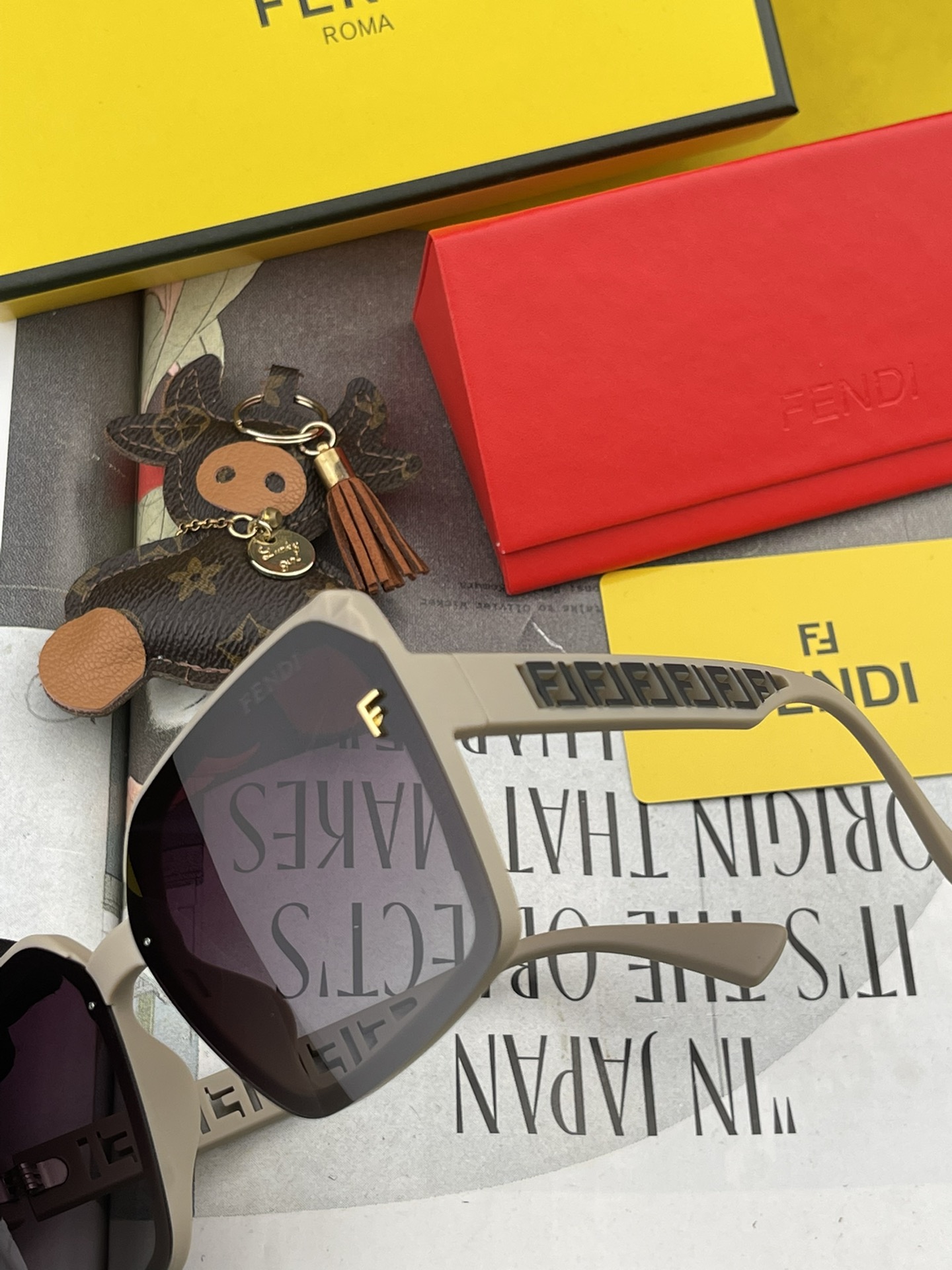 Sunglasses Fendi FD8291 - vstockx