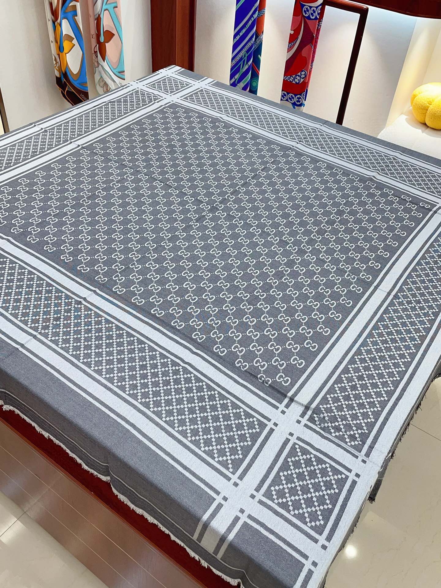 Streetwear Scarf GUCCI 328865 SIZE:140:140cm - vstockx