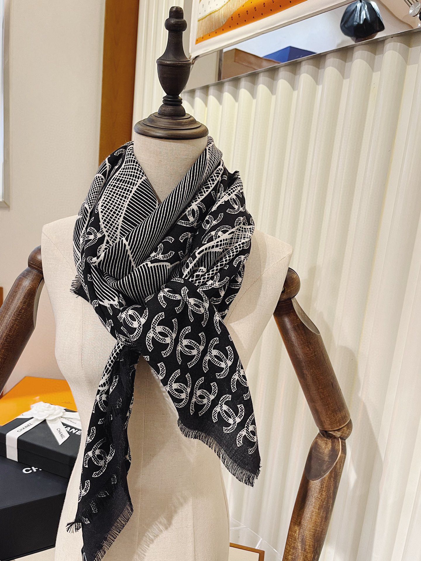 Streetwear Scarf CHANEL 328998 - vstockx