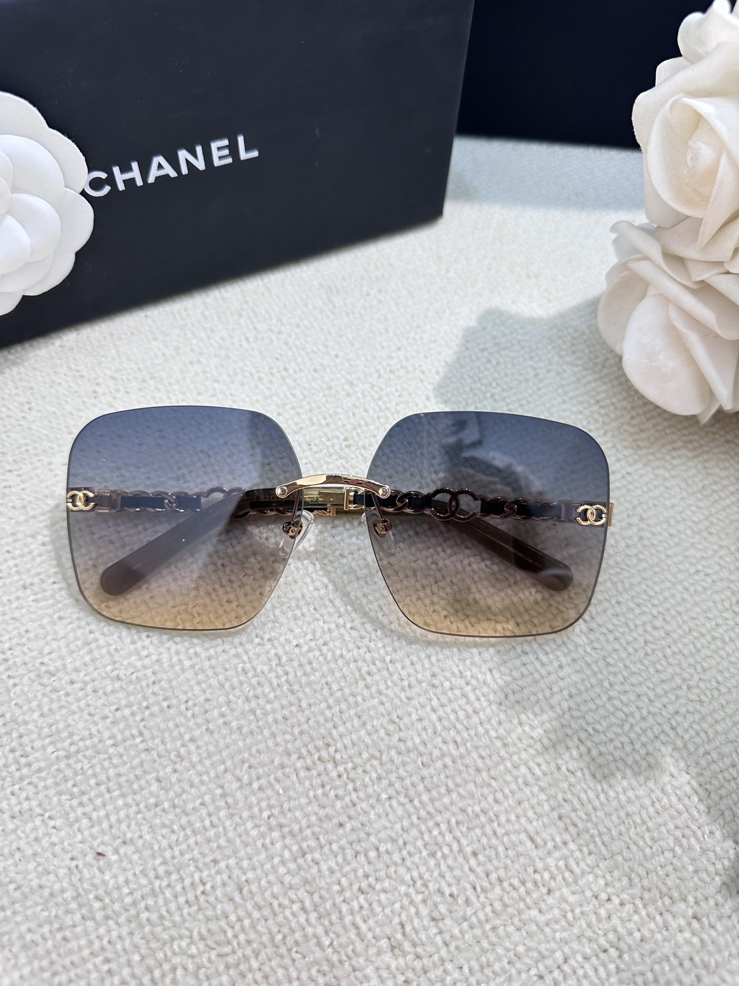 Sunglasses Chanel CH8029 62-15-136 - vstockx