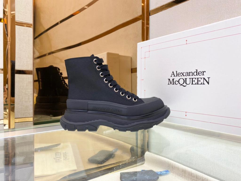 Alexander McQueen Tread Slick Lace Up Boot Black (W) - vstockx