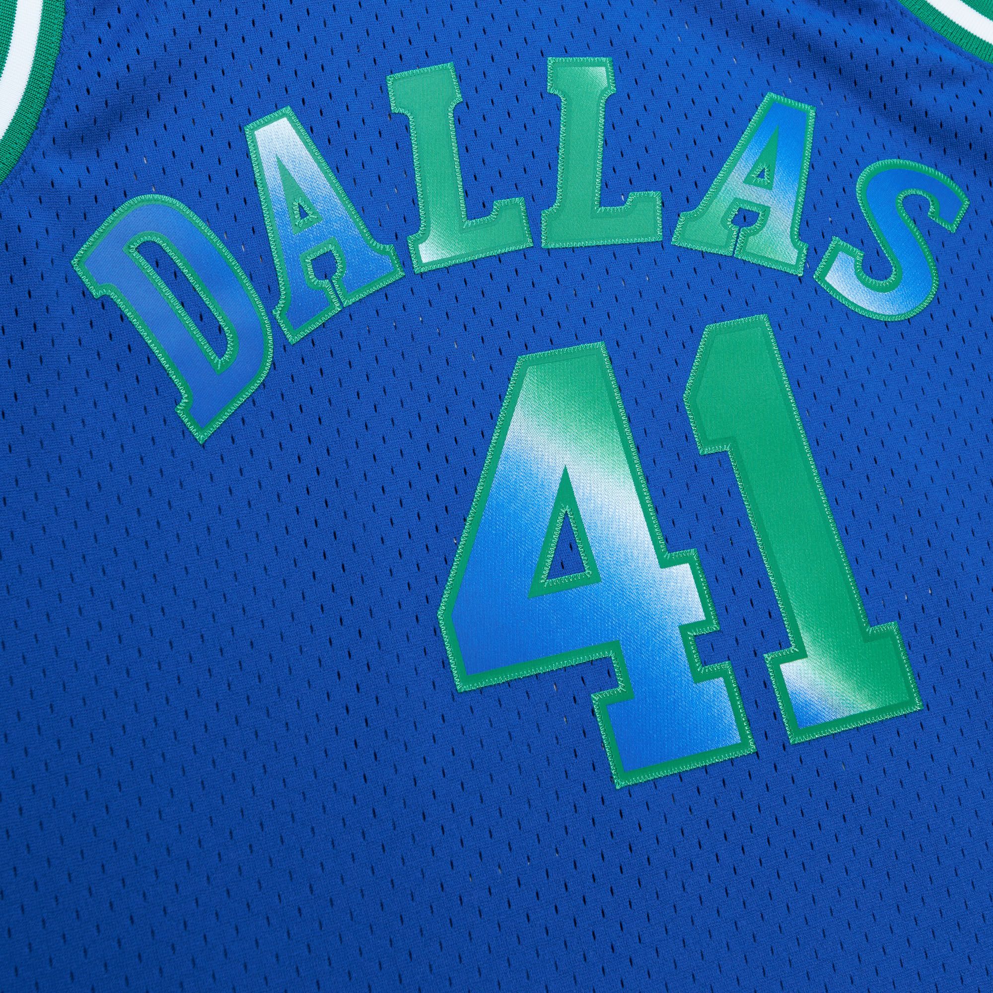 Big Face 7.0 Swingman Jersey Dallas Mavericks 1998-99 Dirk Nowitzki - vstockx