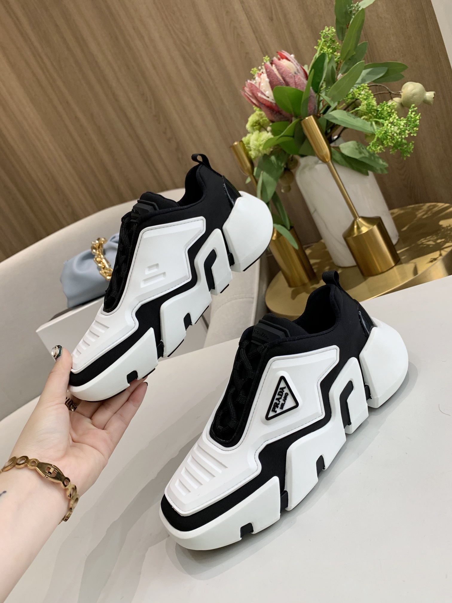 Prada Low Top sneaker 44 - vstockx