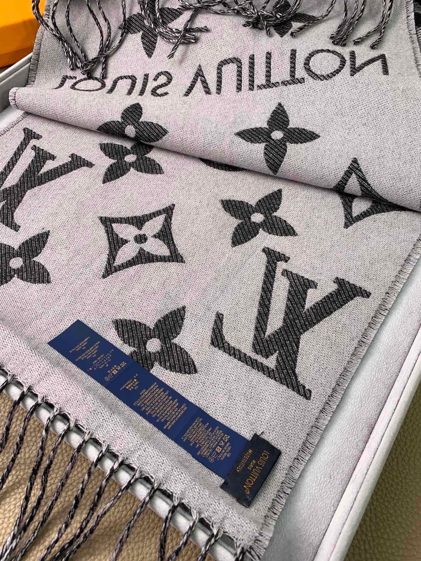 Hat & Scarf Louis Vuitton 5 - vstockx