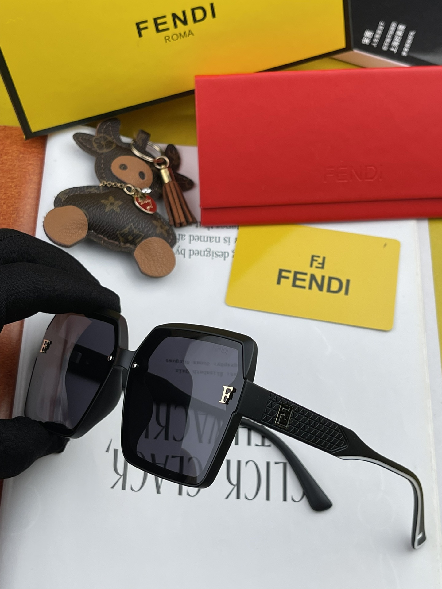 Sunglasses Fendi FD8151 - vstockx