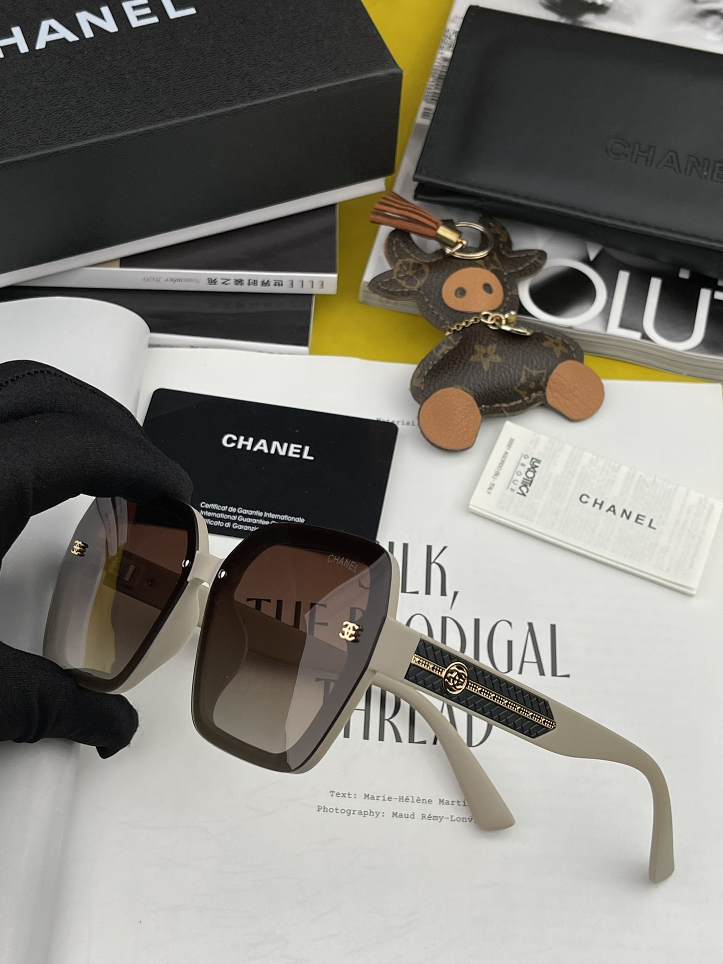 Sunglasses Chanel CH1598 - vstockx