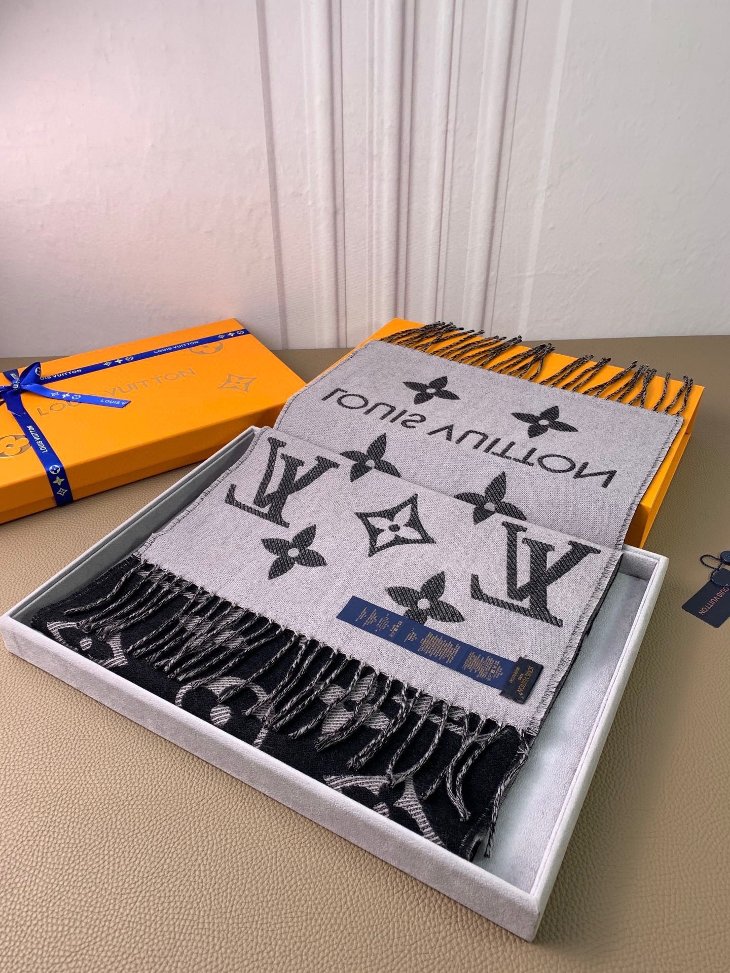 Hat & Scarf Louis Vuitton 5 - vstockx