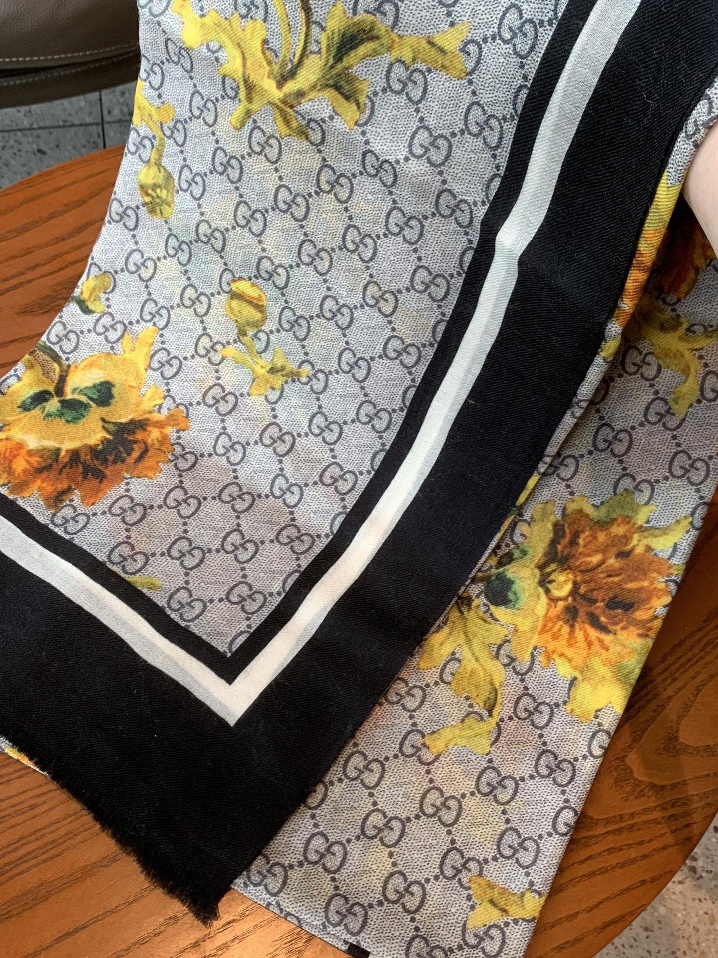 Streetwear Scarf GUCCI 328983 SIZE:110*200cm - vstockx