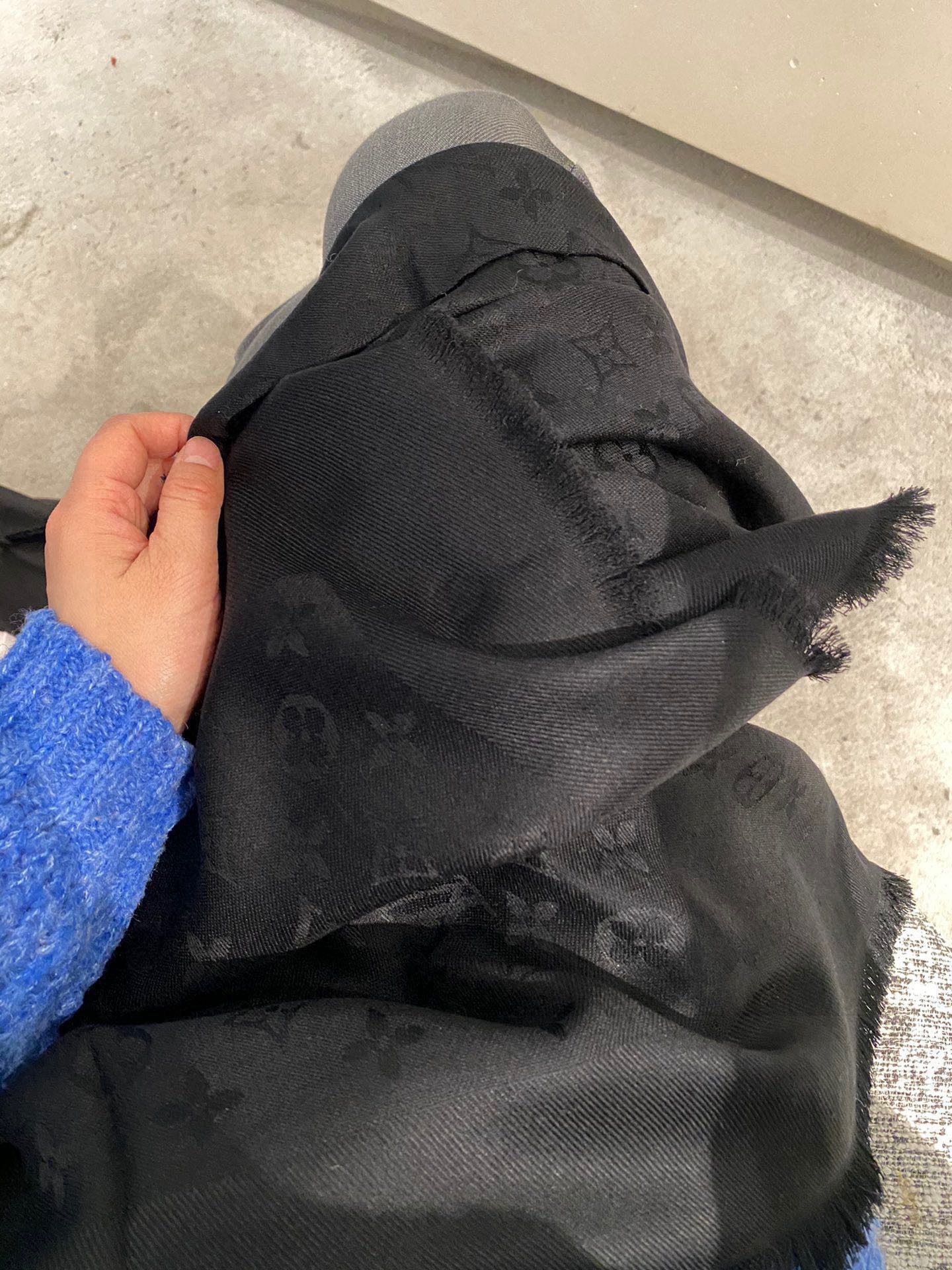 Streetwear Scarf LV 328939 SIZE:140*140cm - vstockx