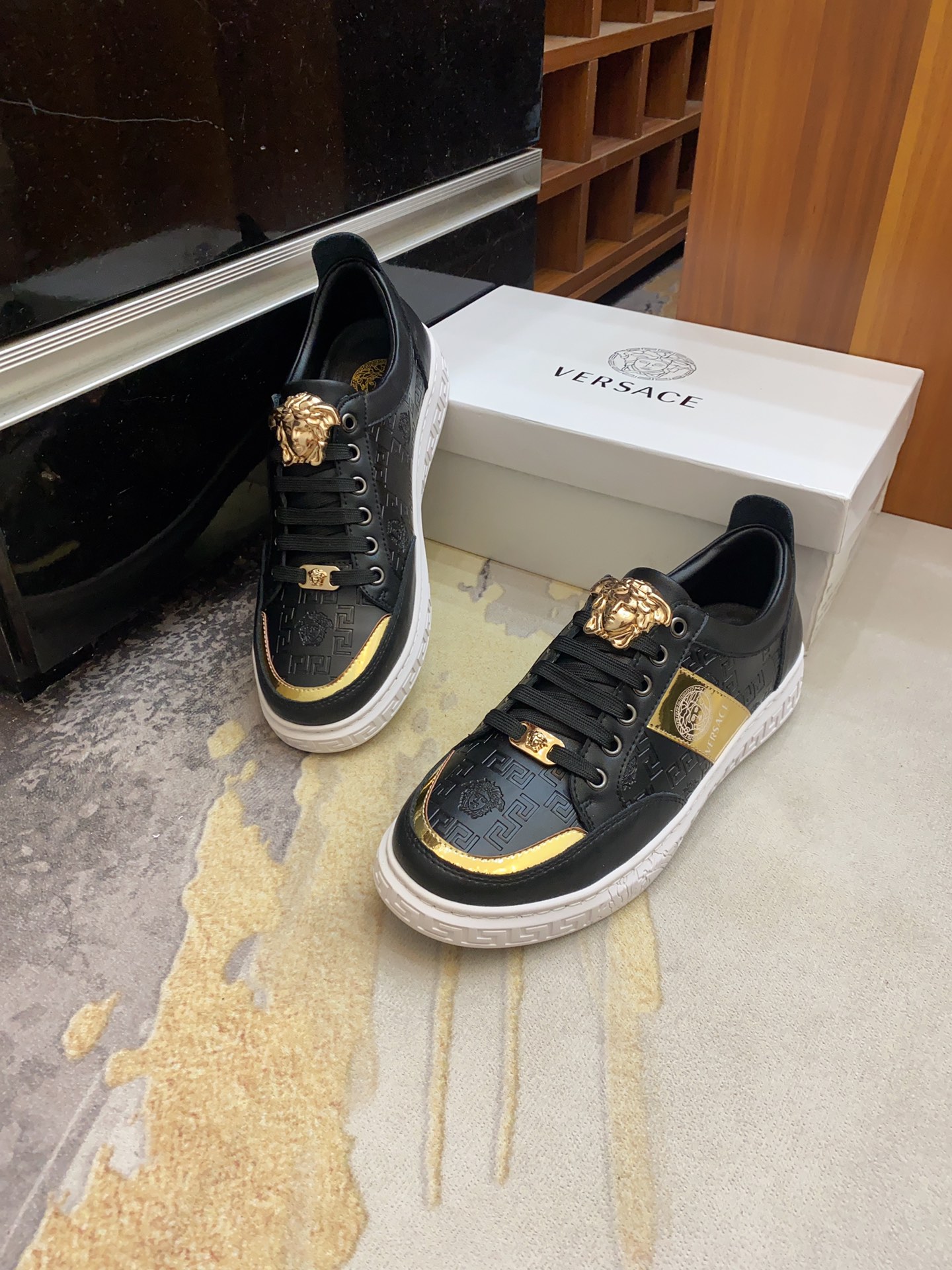 Versace Greca Sneaker 11 - vstockx