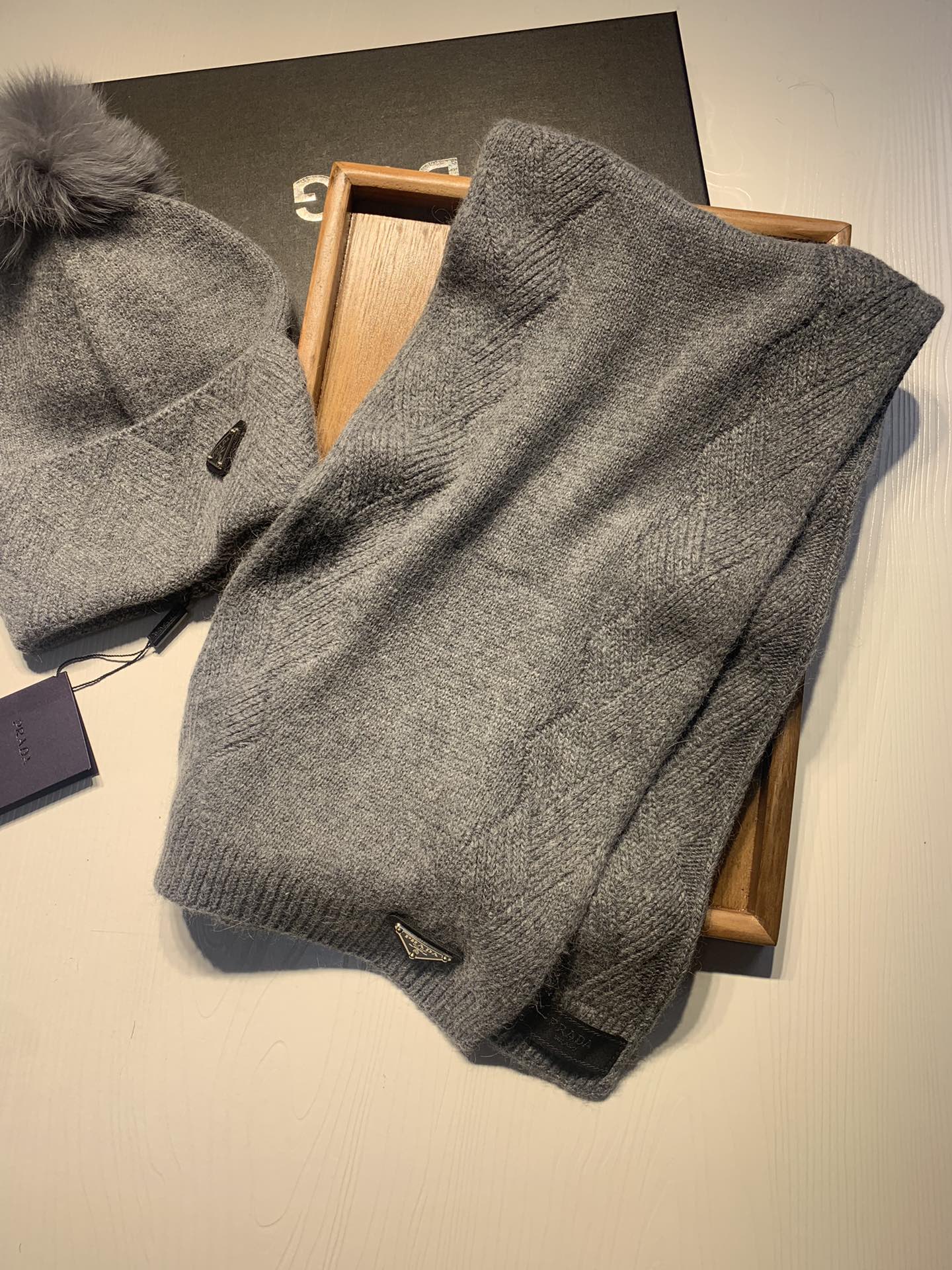 Hat & Scarf Prada 3 - vstockx