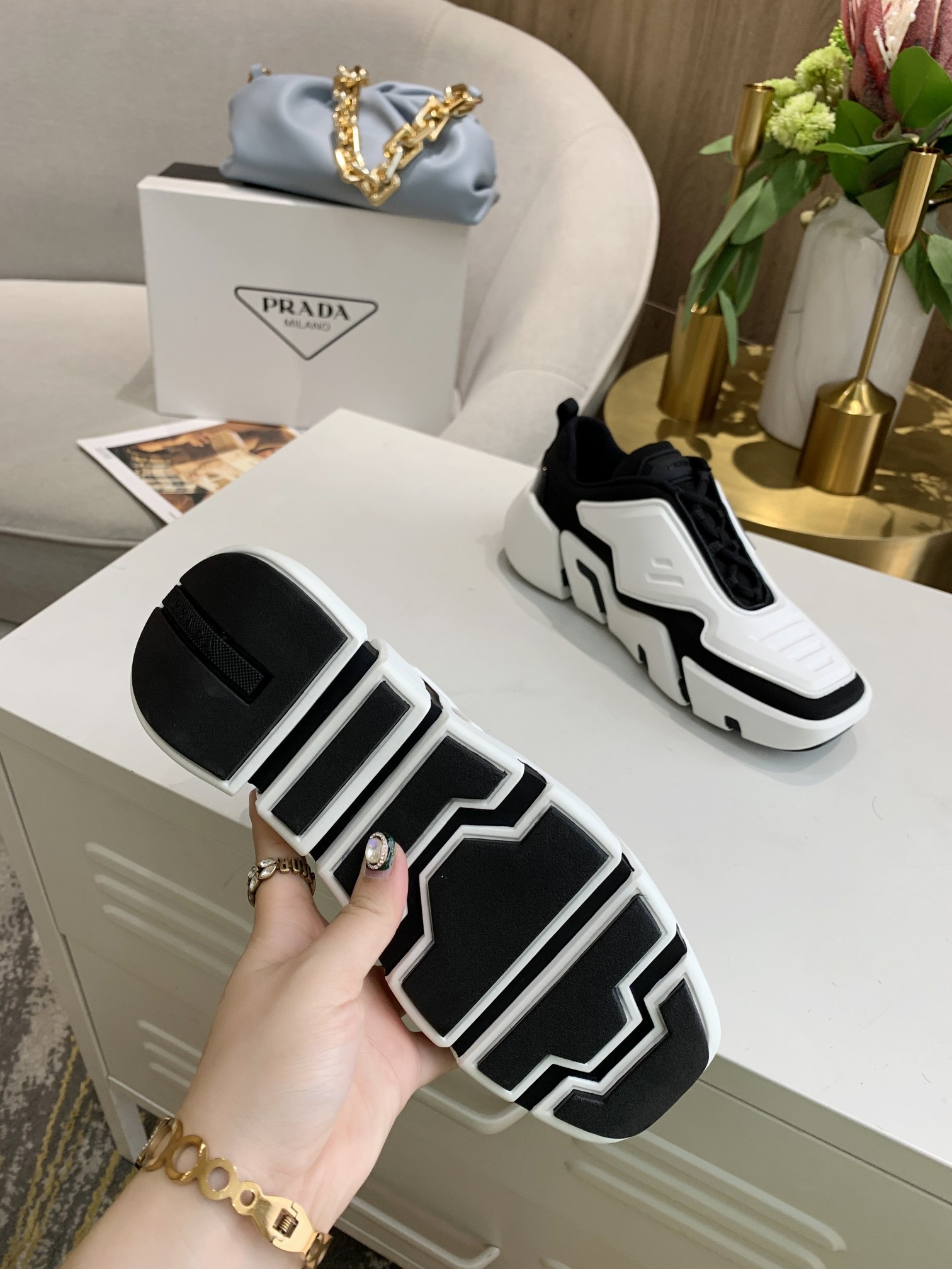 Prada Low Top sneaker 44 - vstockx