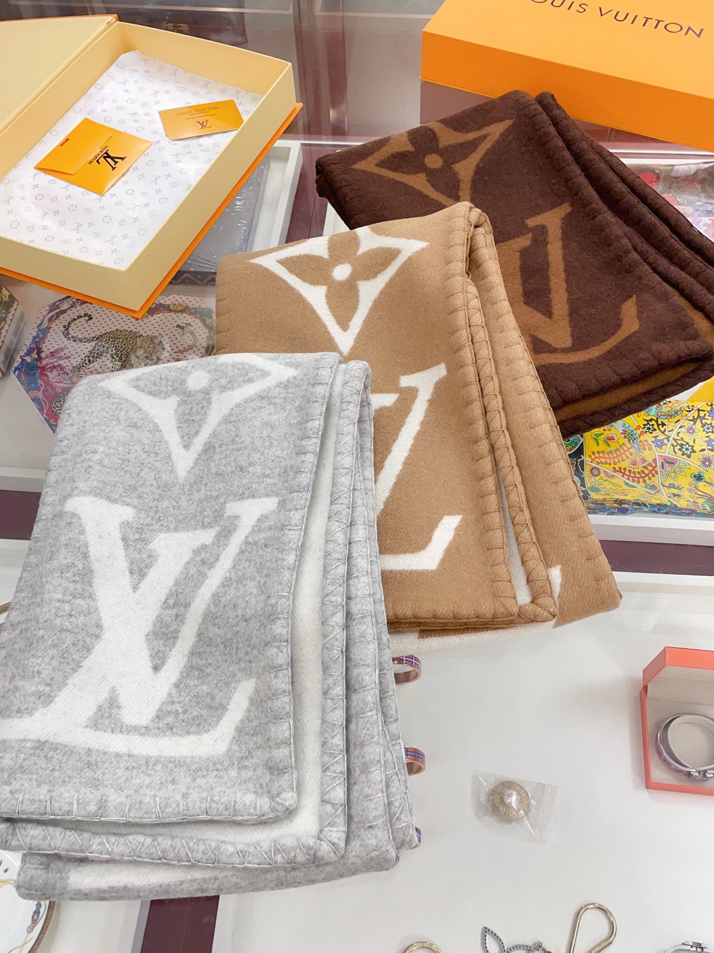 Streetwear Scarf LV 328764 SIZE: 240*26cm - vstockx