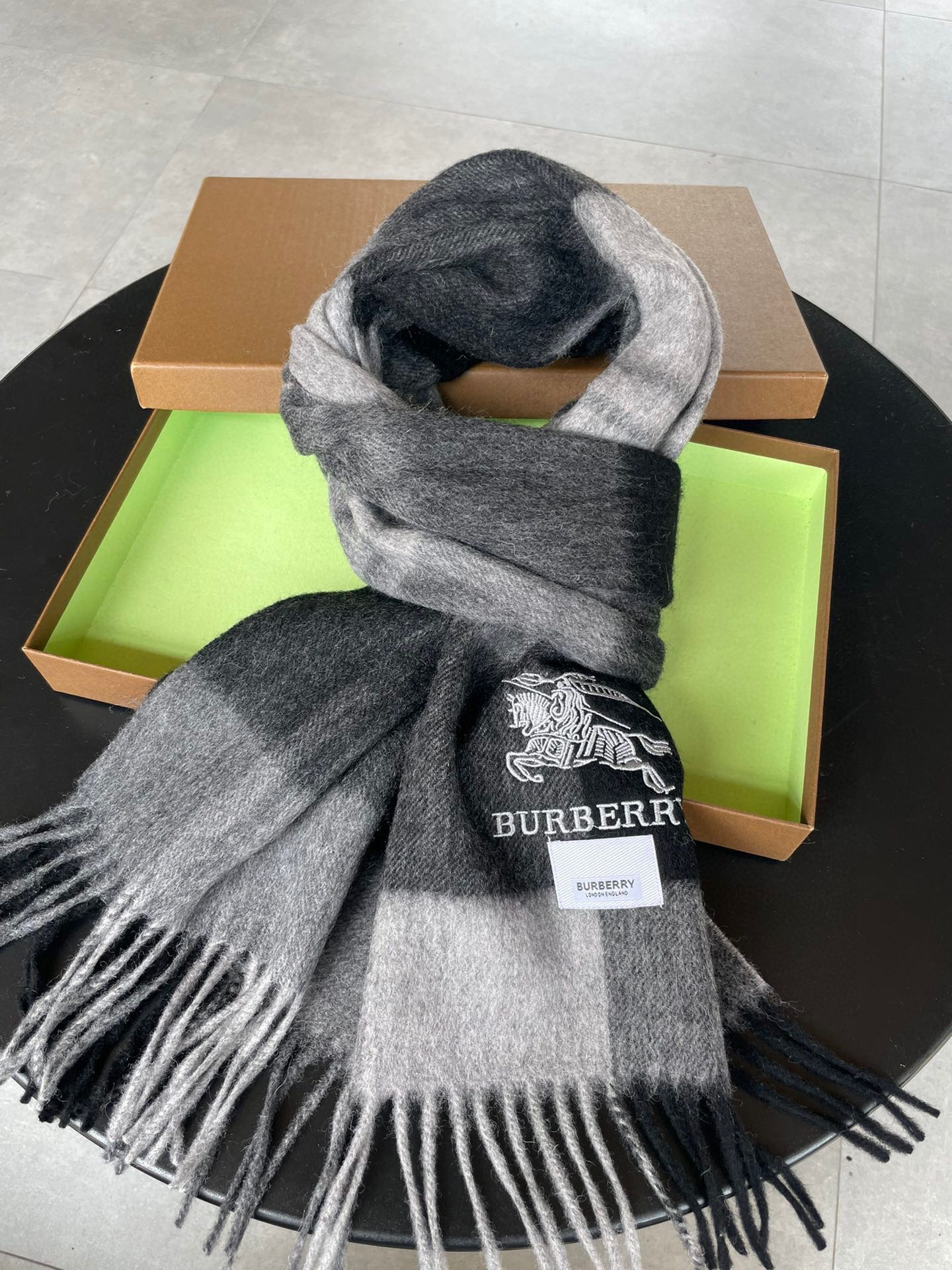 Streetwear Scarf Burberry 329093 SIZE:32*192cm - vstockx