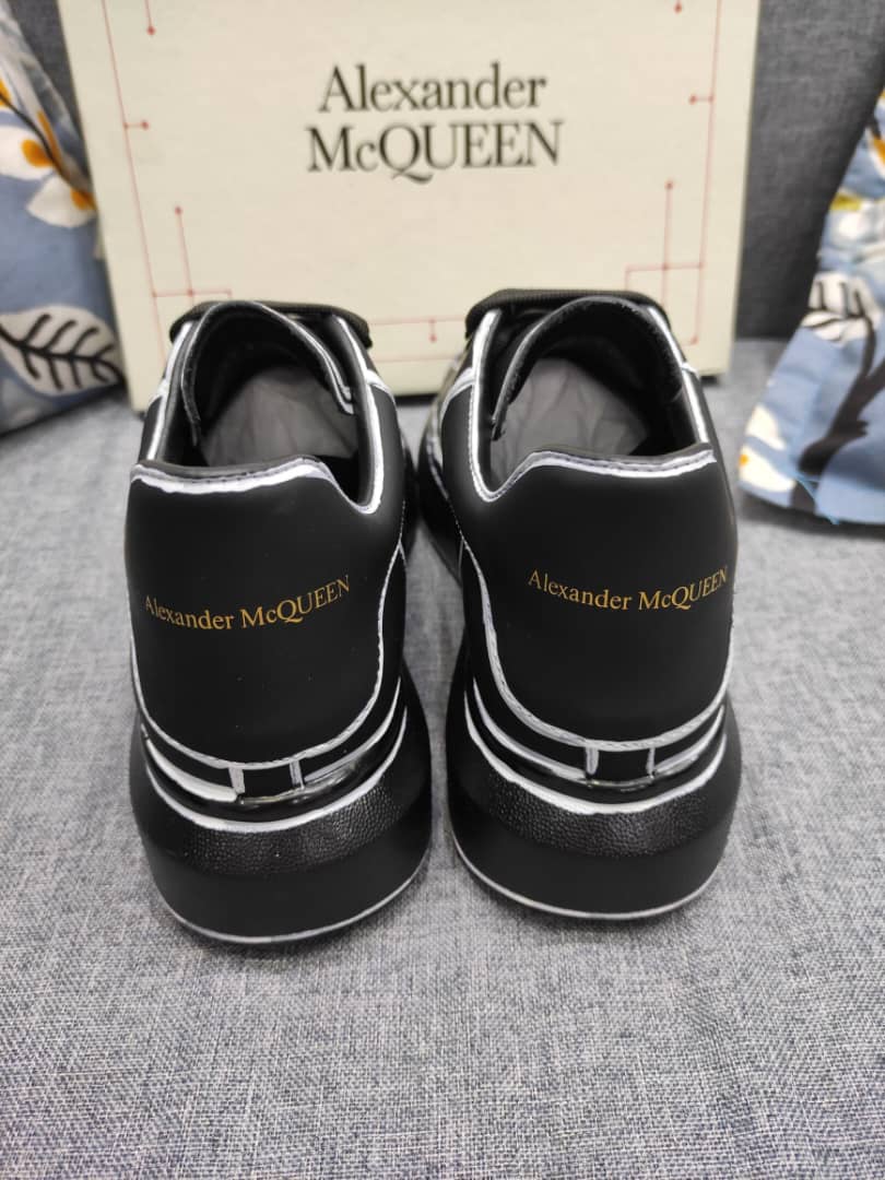Alexander McQueen Oversized Black White Outline - vstockx
