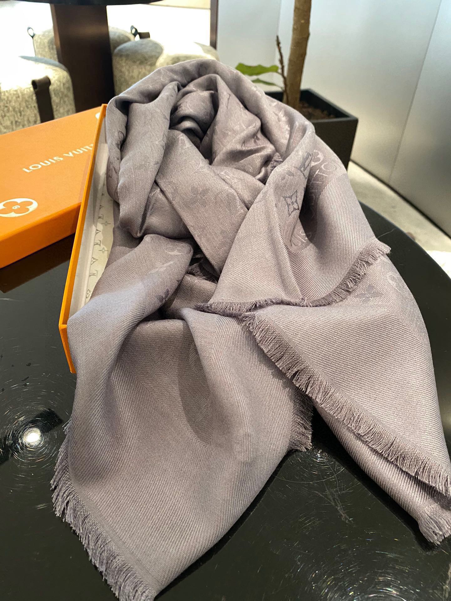 Streetwear Scarf LV 328941 SIZE:140*140cm - vstockx