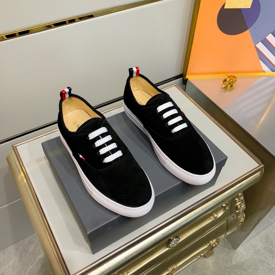 Thom Browne Low Top Sneaker 19 - vstockx