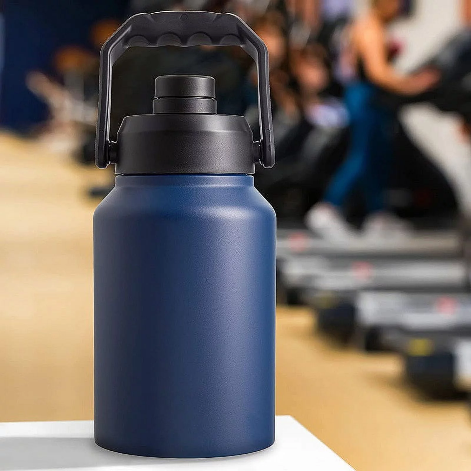 Insulated Water Bottle Half Gallon Stainless Steel Kettle Large Motive Water Bottle Men and women 64 oz kettle for drinking Gym travel Sports Hiking Workouts