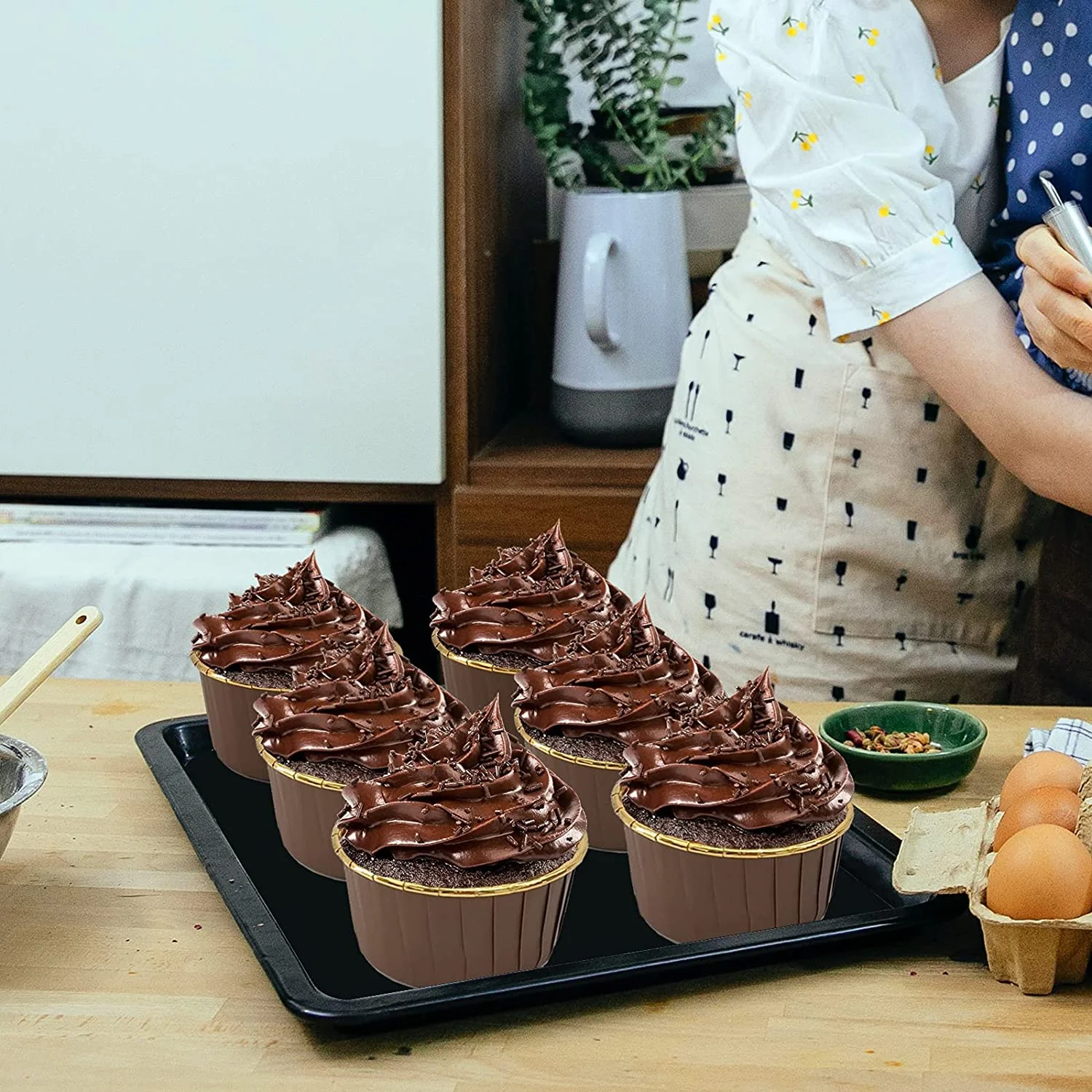 Foil Cupcake Liners with Dome Lids 100 Pack, 5.5 Oz Muffin Tin Muffin Cups, Disposable Ramekins Cups Wrap Holders, Large Baking Cups Muffin Liners,with Gold Brown Spoons