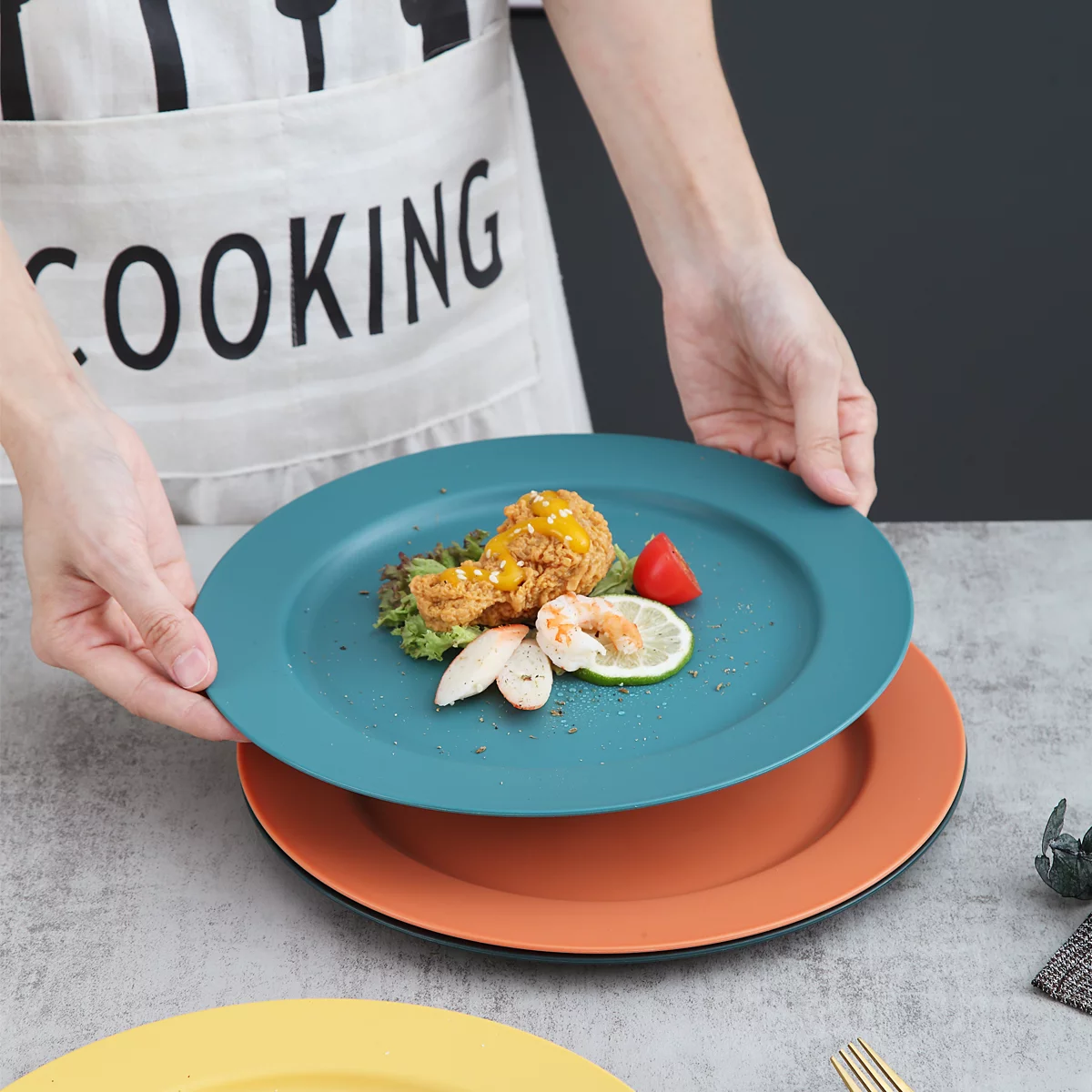 ReaNea 10 Inch Large Plastic Plates 8 Pieces, Unbreakable And Reusable Light Weight Dinner Plates Microwave Safe BPA Free