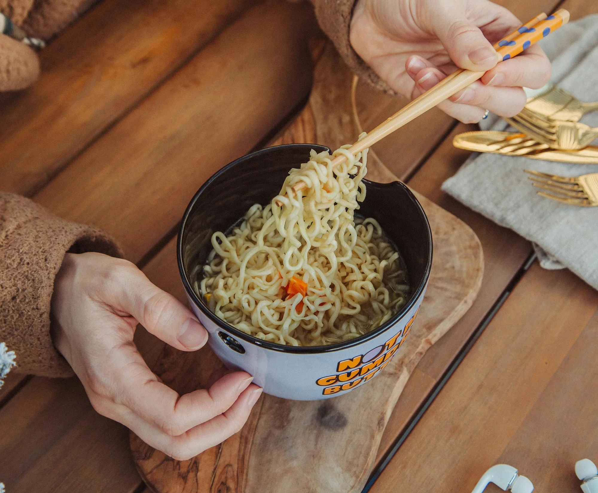 Shrek Gingerbread Man 20-Ounce Ceramic Ramen Bowl and Chopstick Set
